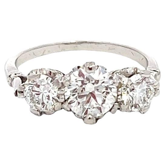 Anillo de diamantes vintage de 3 piedras con montura de platino incrustada de diamantes