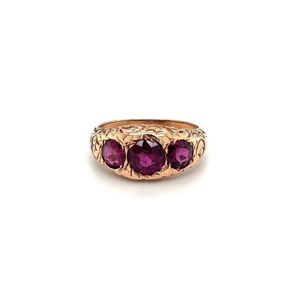 Taille ronde Vintage 3 Stone Grape Garnet Antique Engraved Gold Ring (bague en or gravée) en vente