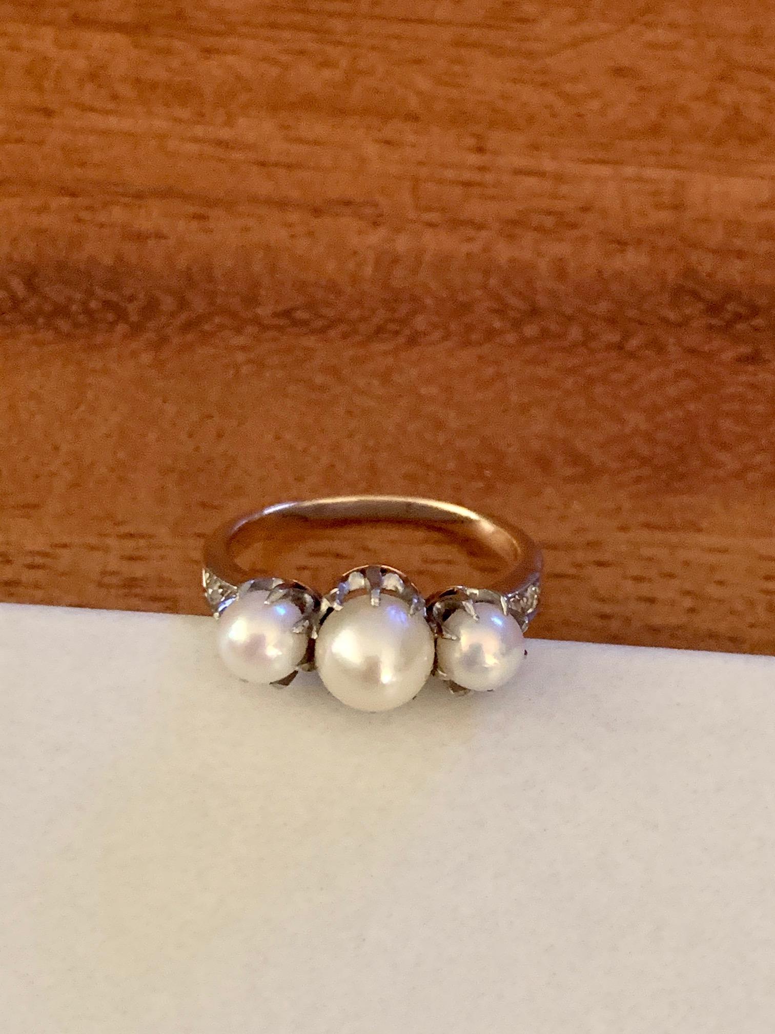 14 Karat Gelbgold Vintage-Ring mit 3 Steinen und Diamanten im Euroschliff an der Seite (Alteuropäischer Schliff)