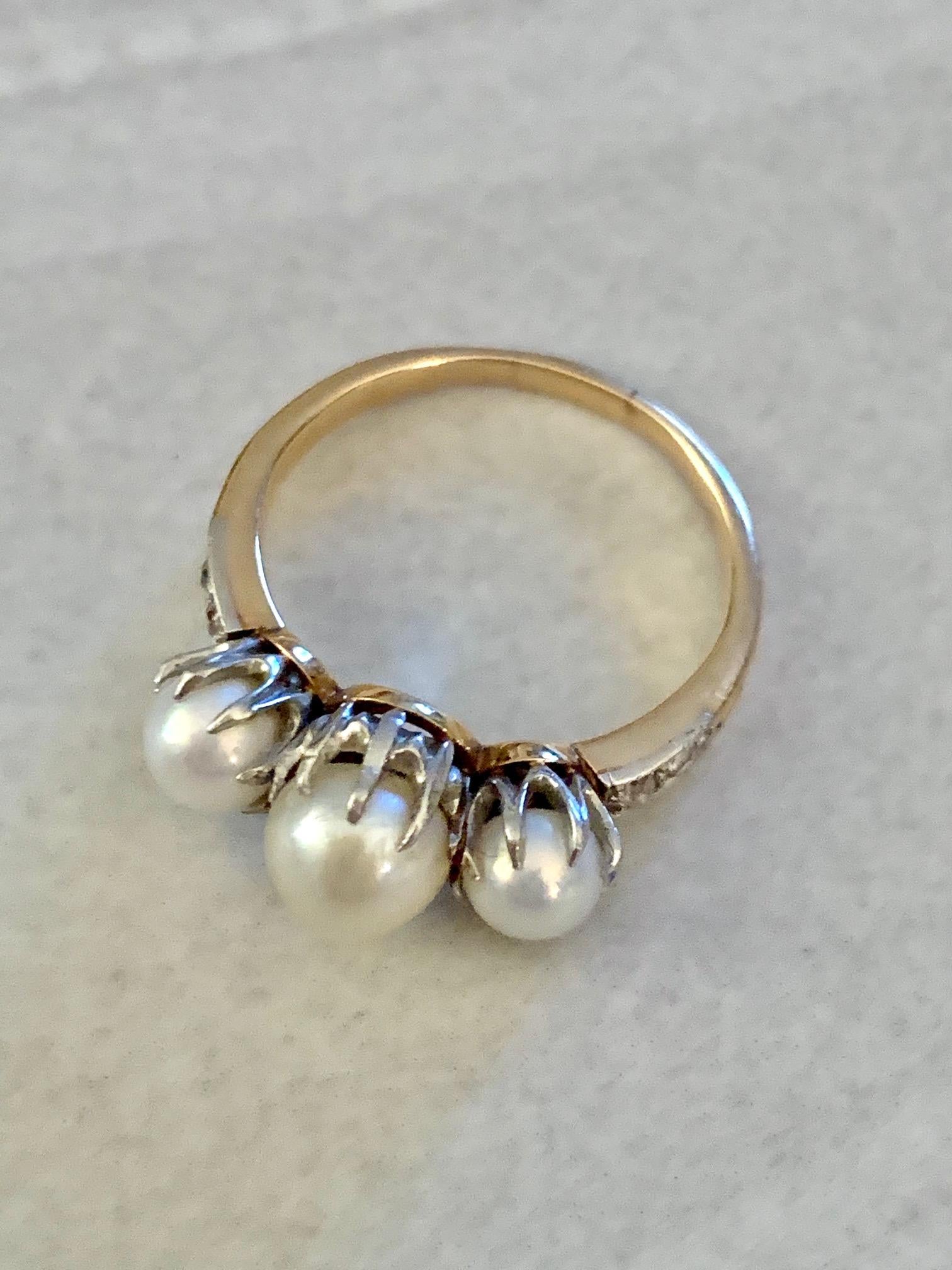 14 Karat Gelbgold Vintage-Ring mit 3 Steinen und Diamanten im Euroschliff an der Seite im Zustand „Gut“ in St. Louis Park, MN