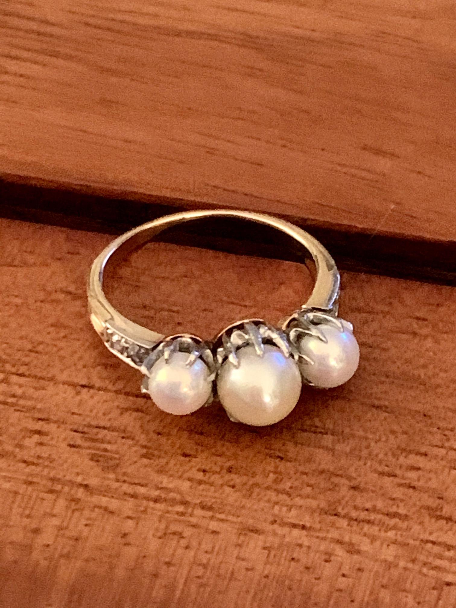 14 Karat Gelbgold Vintage-Ring mit 3 Steinen und Diamanten im Euroschliff an der Seite Damen