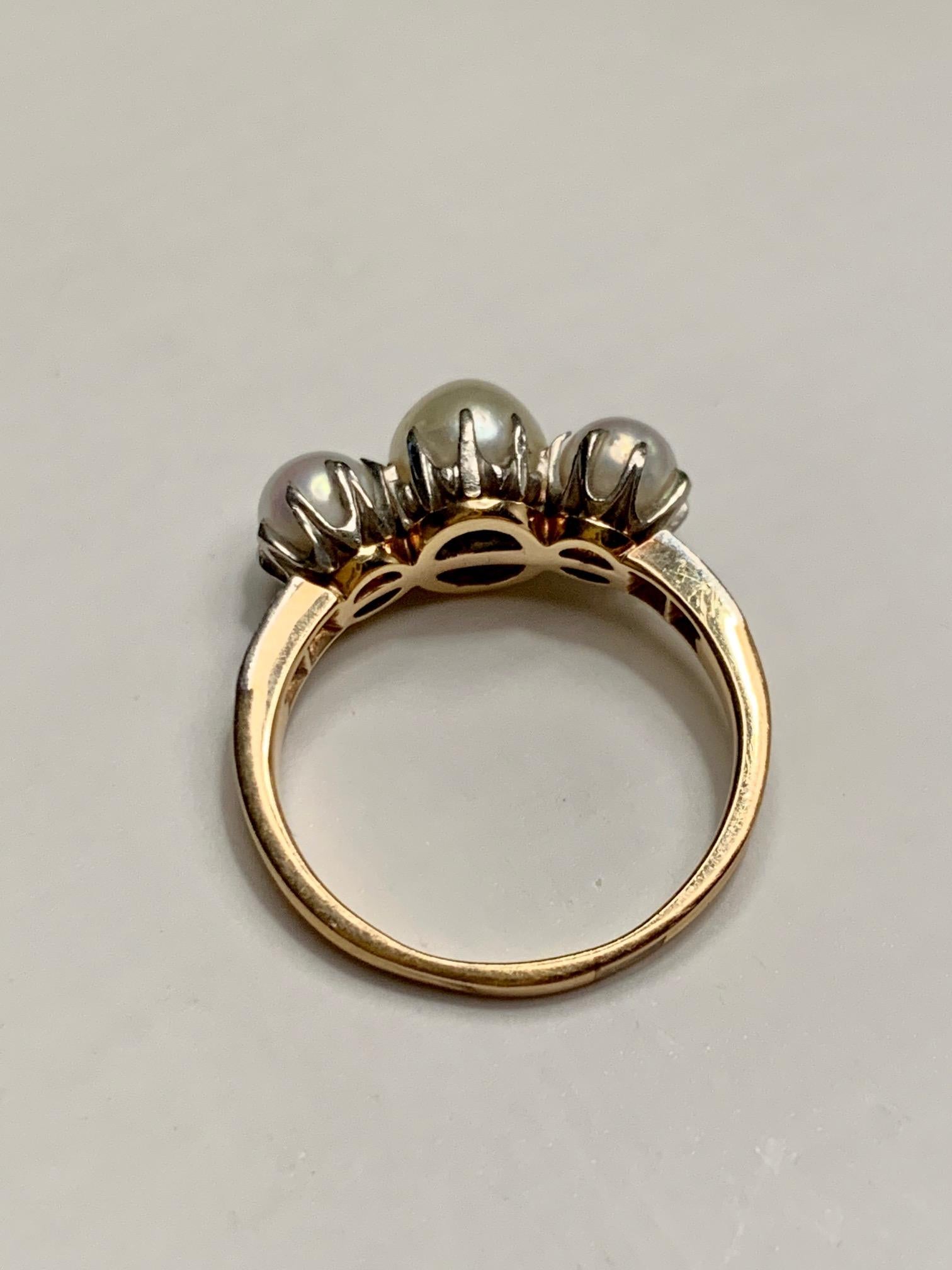 14 Karat Gelbgold Vintage-Ring mit 3 Steinen und Diamanten im Euroschliff an der Seite 1