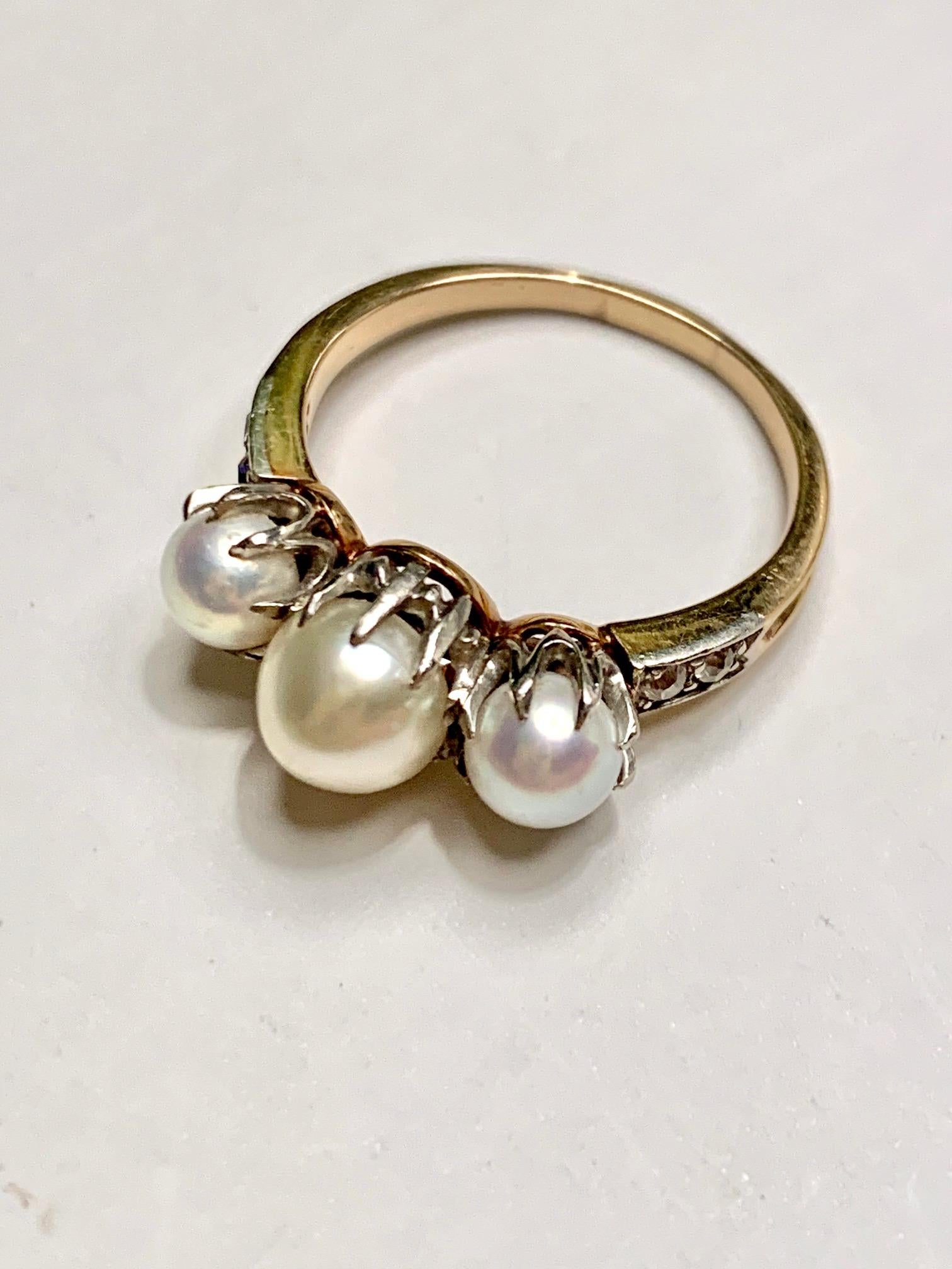 14 Karat Gelbgold Vintage-Ring mit 3 Steinen und Diamanten im Euroschliff an der Seite 2
