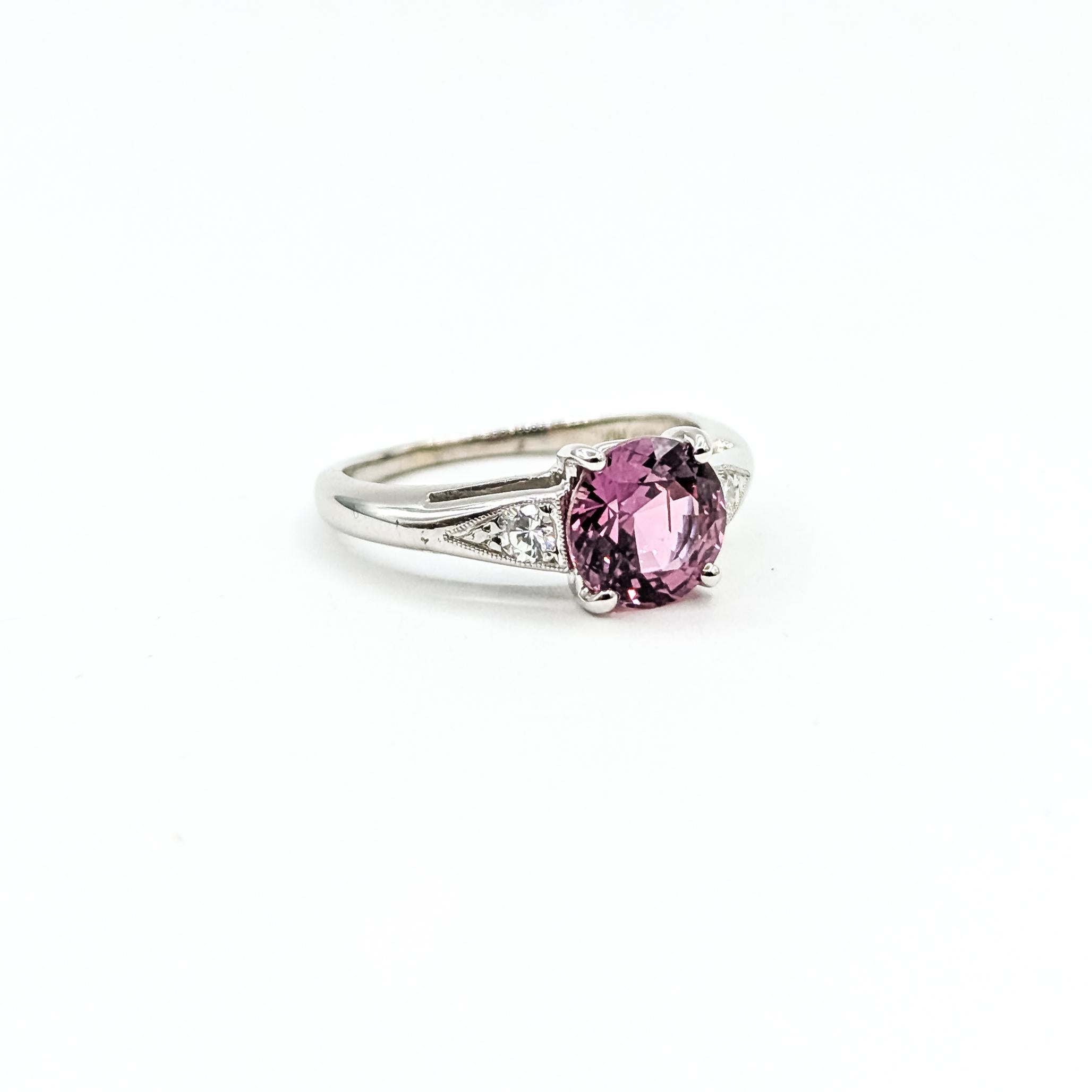 Vintage 3-Stein Rosa Saphir & Diamant Ring in 14k Weißgold

Dieser 3-Stein-Ring im Vintage-Stil ist aus 14-karätigem Weißgold gefertigt und zeigt einen lebhaften 2,24-karätigen rosa Saphir, der in klassischen Zacken gehalten wird, umrahmt von 0,10