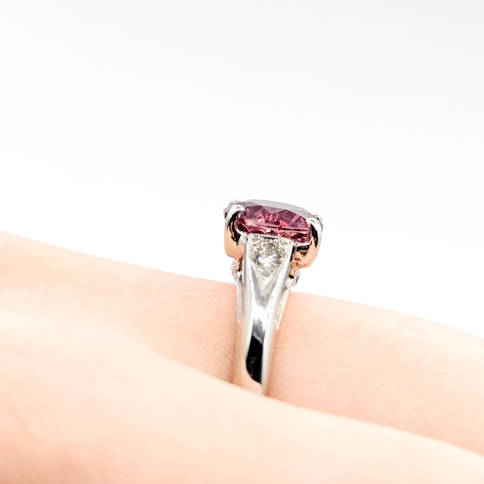 Vintage 3-Stein Rosa Saphir & Diamant Ring in 14k Weißgold (Rundschliff) im Angebot