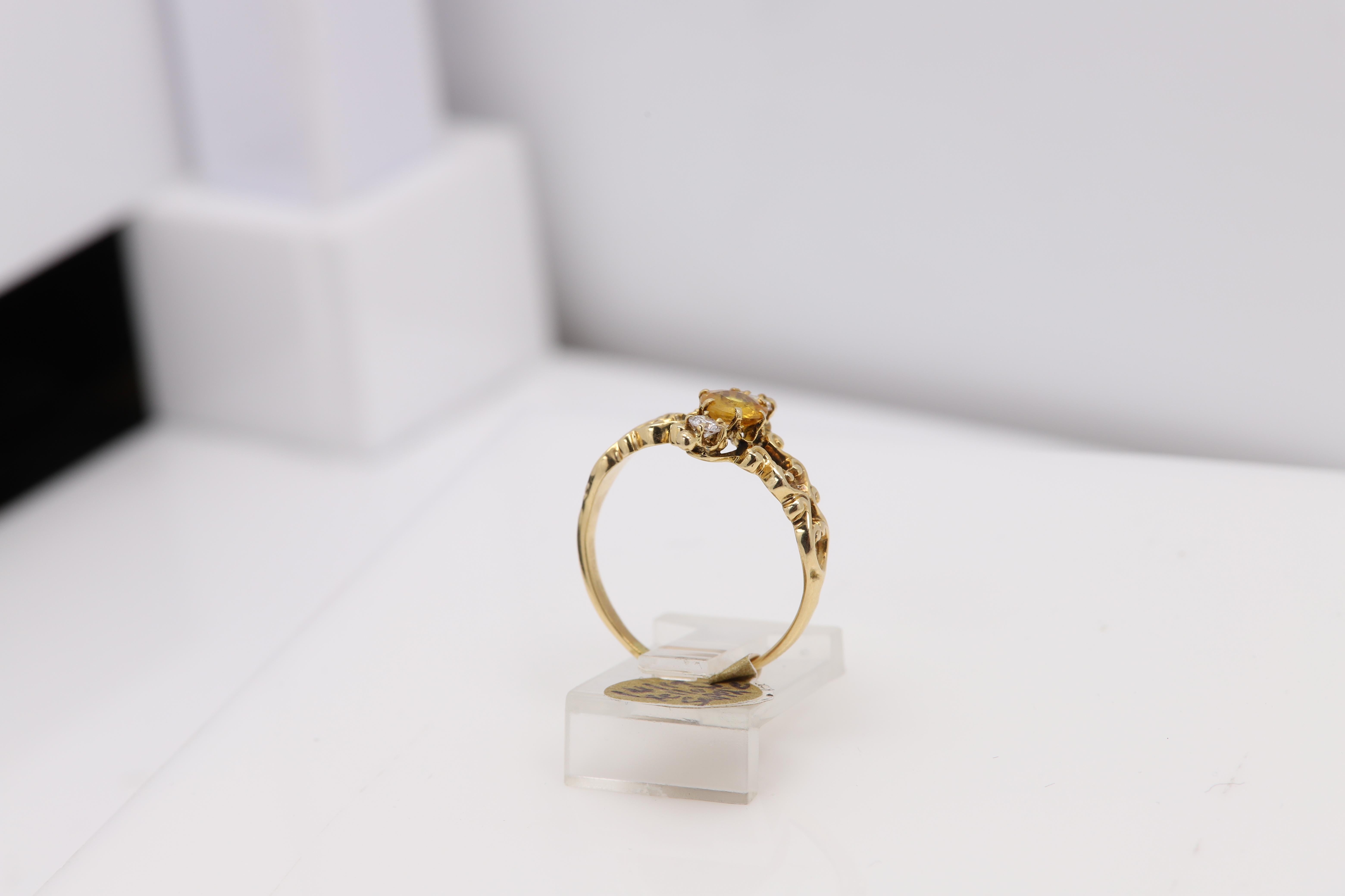 Vintage-Ring aus 14 Karat Gelbgold mit 3 Steinen, Diamant und Saphir, ca. 1940er Jahre (Rundschliff) im Angebot