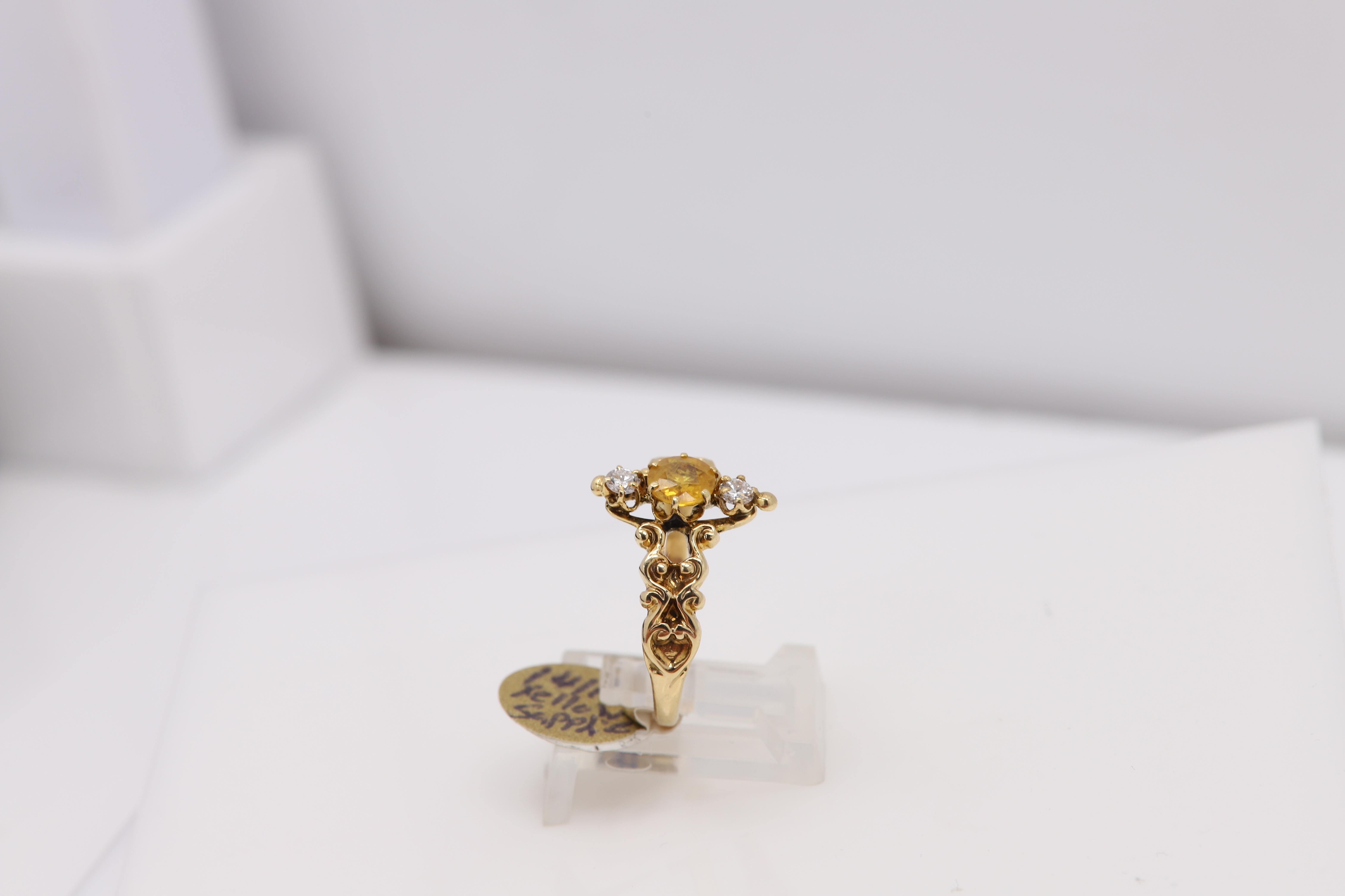 Vintage-Ring aus 14 Karat Gelbgold mit 3 Steinen, Diamant und Saphir, ca. 1940er Jahre im Zustand „Hervorragend“ im Angebot in Brooklyn, NY