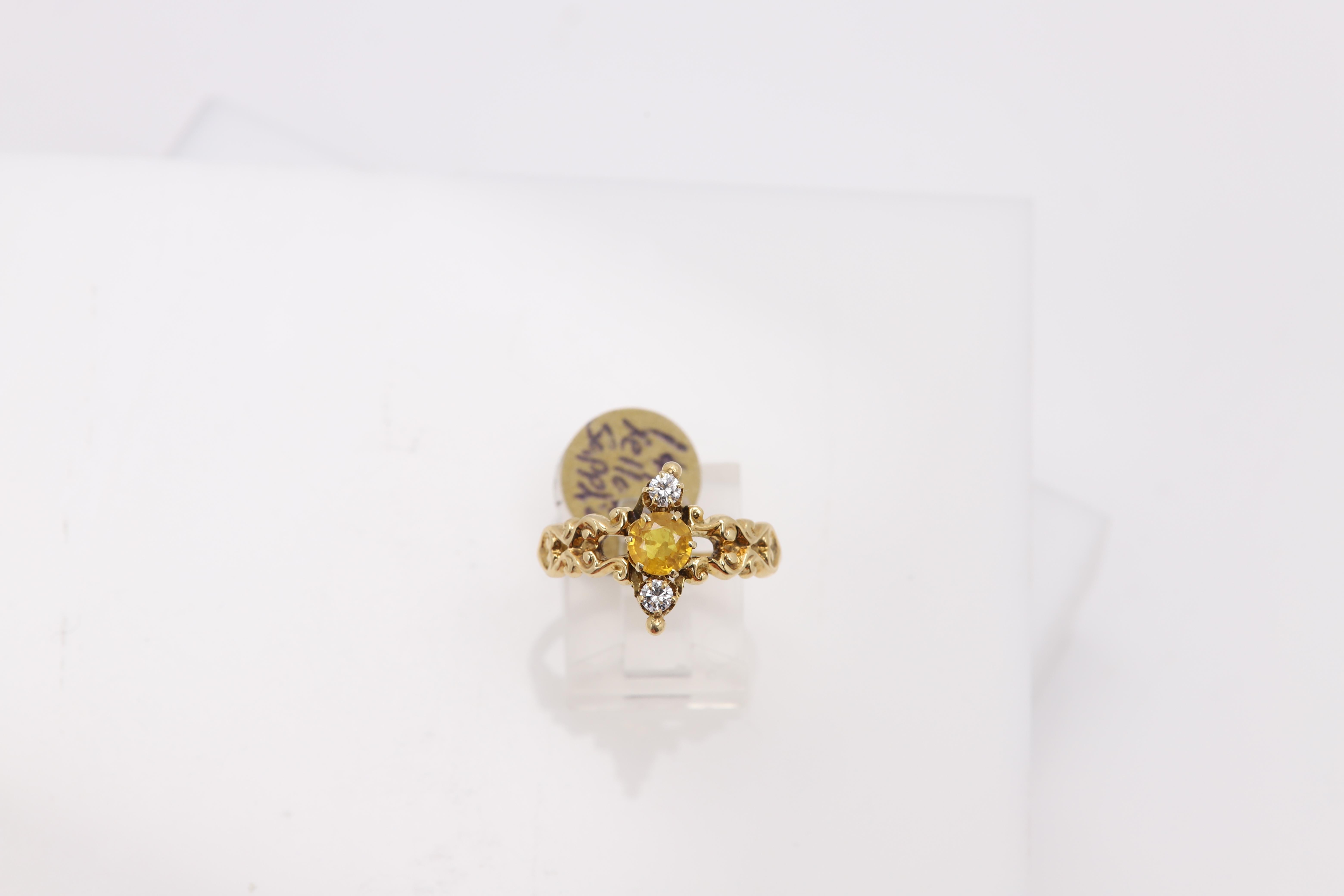 Vintage-Ring aus 14 Karat Gelbgold mit 3 Steinen, Diamant und Saphir, ca. 1940er Jahre Damen im Angebot
