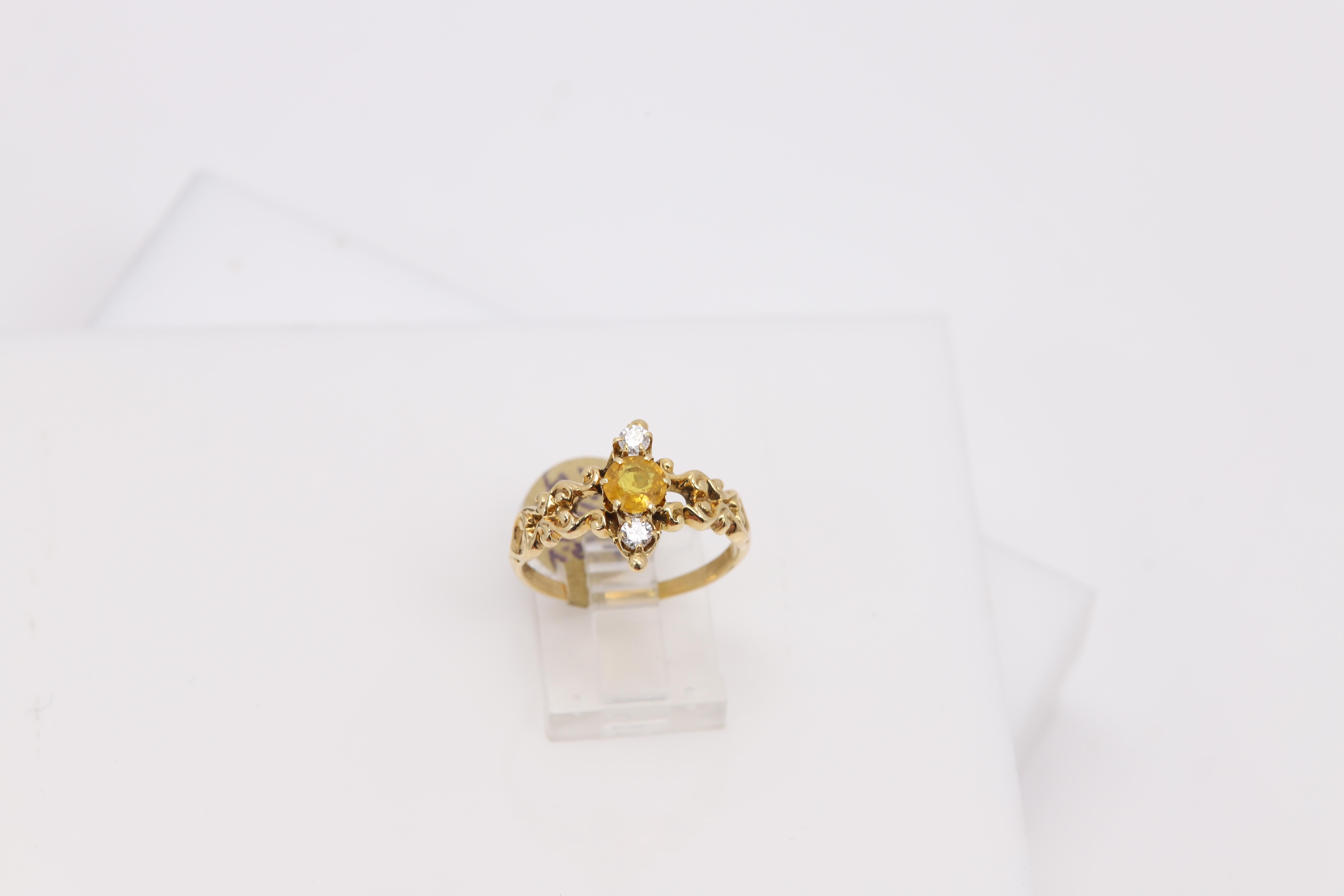 Vintage-Ring aus 14 Karat Gelbgold mit 3 Steinen, Diamant und Saphir, ca. 1940er Jahre im Angebot 1