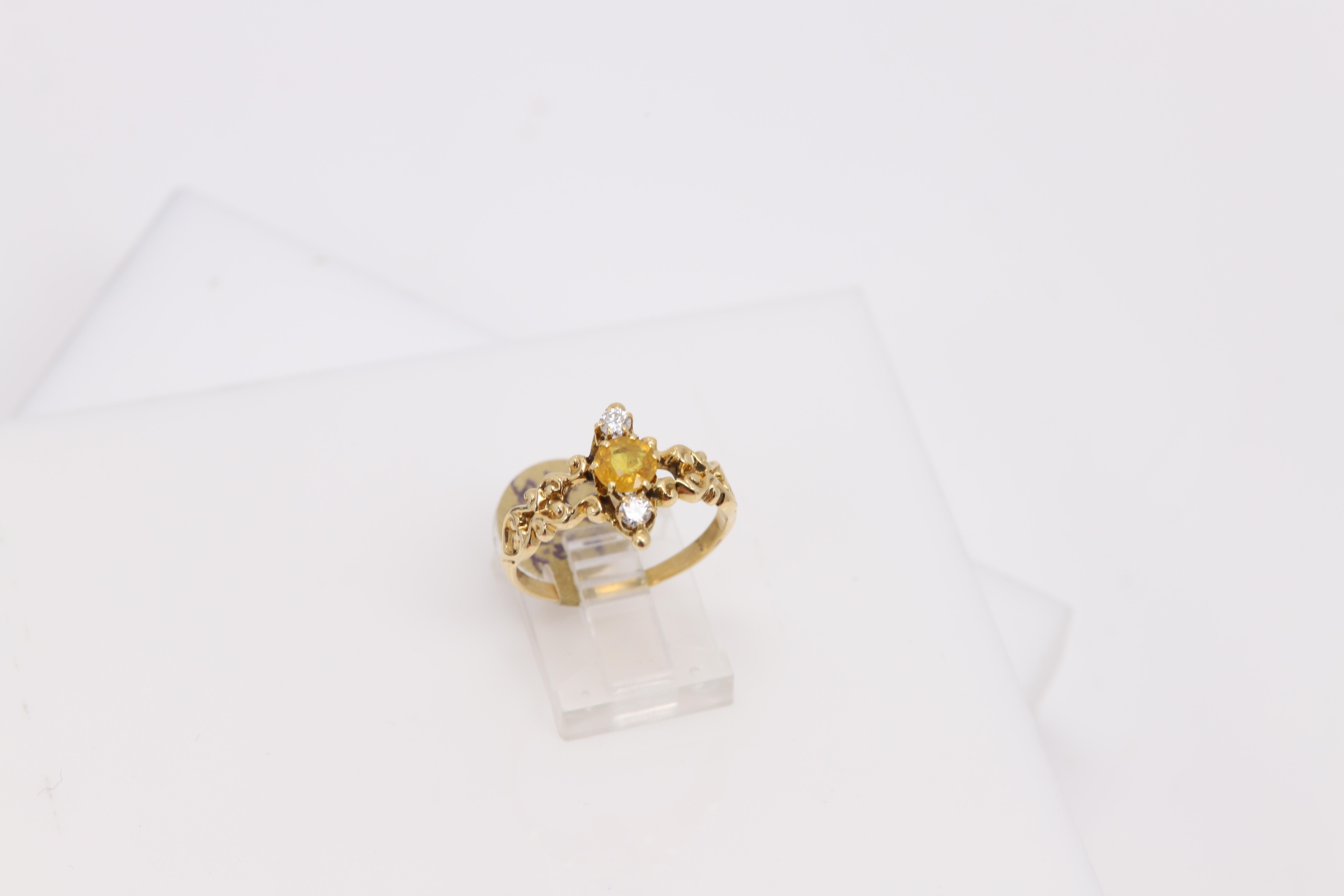 Vintage-Ring aus 14 Karat Gelbgold mit 3 Steinen, Diamant und Saphir, ca. 1940er Jahre im Angebot 2