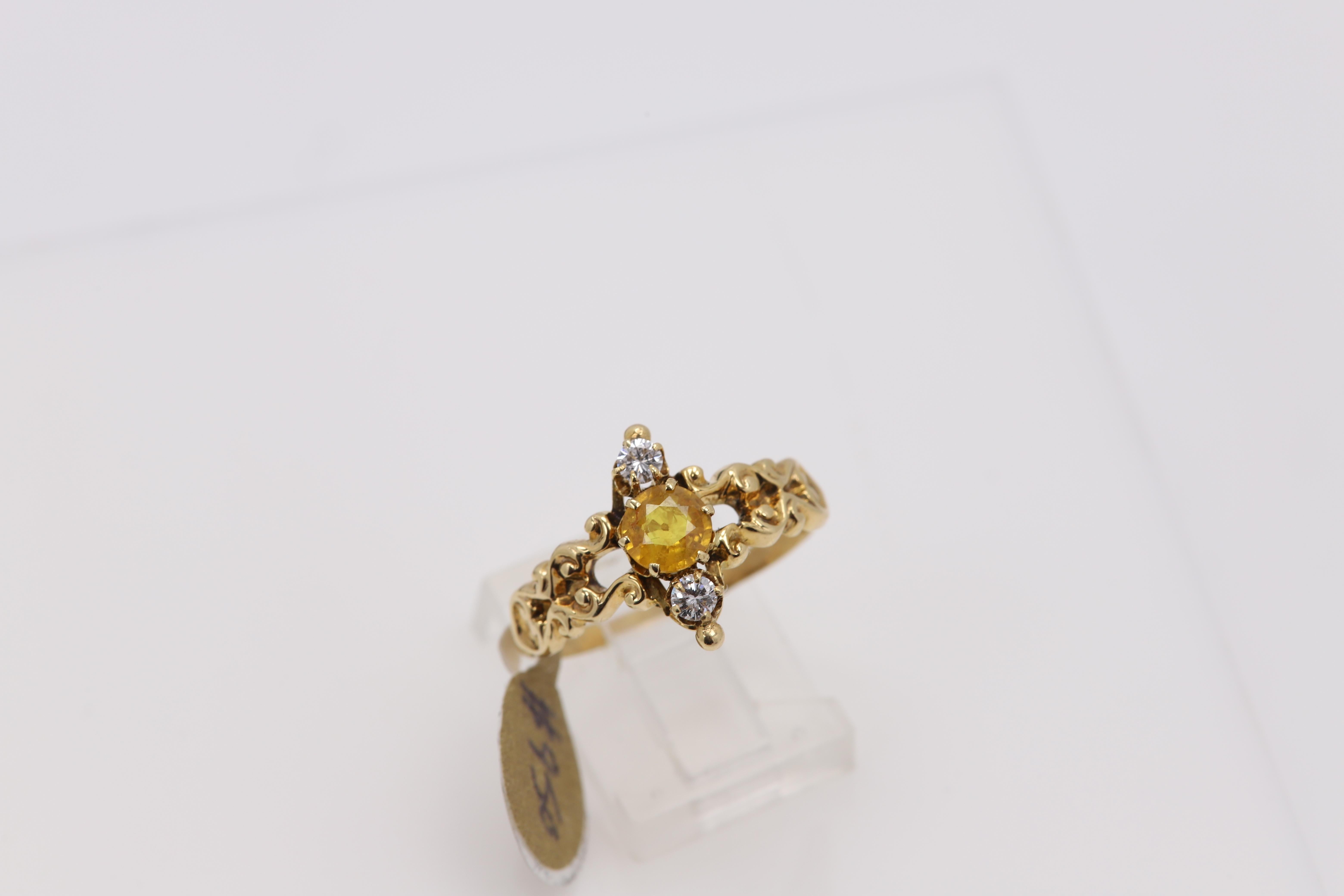 Vintage-Ring aus 14 Karat Gelbgold mit 3 Steinen, Diamant und Saphir, ca. 1940er Jahre im Angebot 3