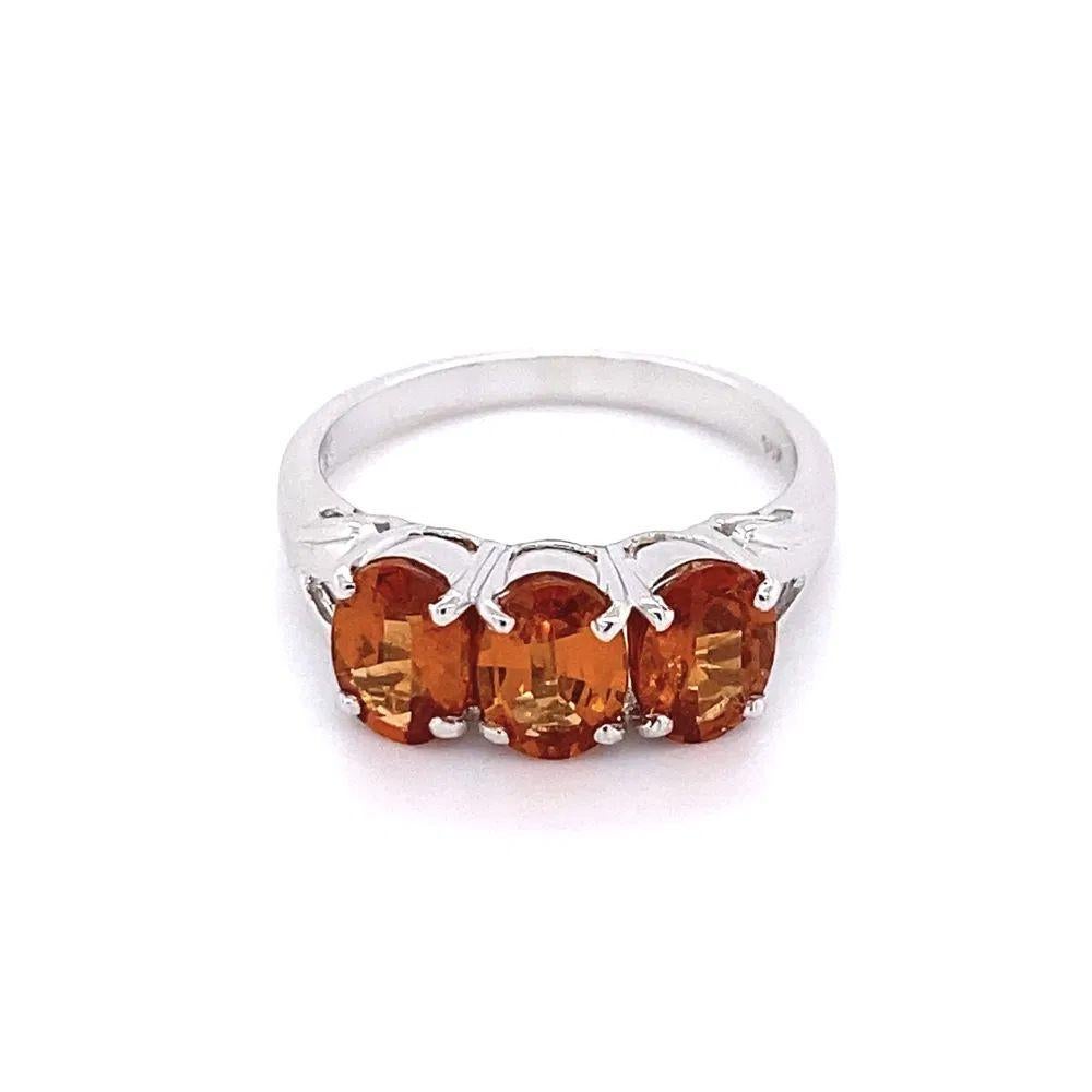 Vintage 3 Stone Spessartite Garnet Gold Band Ring In Excellent Condition For Sale In Montreal, QC