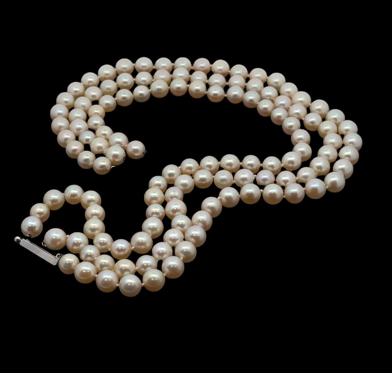 --Pierre(s) :...
Nombreuses perles de culture d'eau salée authentiques - forme de perle ronde - couleur crème clair avec des reflets roses - très belle qualité et lustre - 7,5-8,5 mm (approx.)

MATERIAL : String avec fermoir en or blanc massif