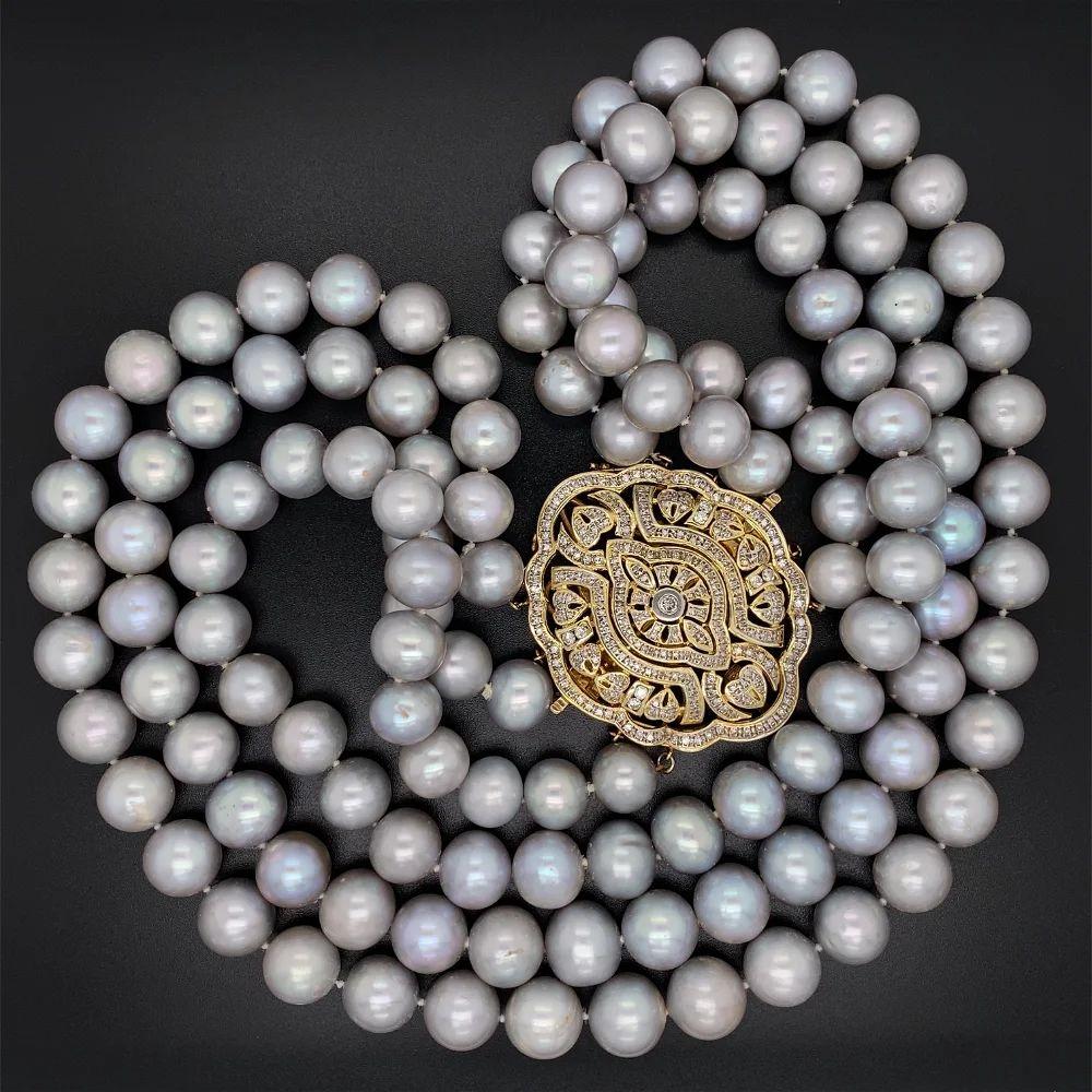 Semplicemente bello! Collana a tre file di perle grigie dei mari del sud da 10,5 mm e chiusura con diamanti. Al centro una chiusura in oro giallo 14K lavorata a mano, con diamanti incastonati a mano per un peso di circa 2,50tcw. La collana misura