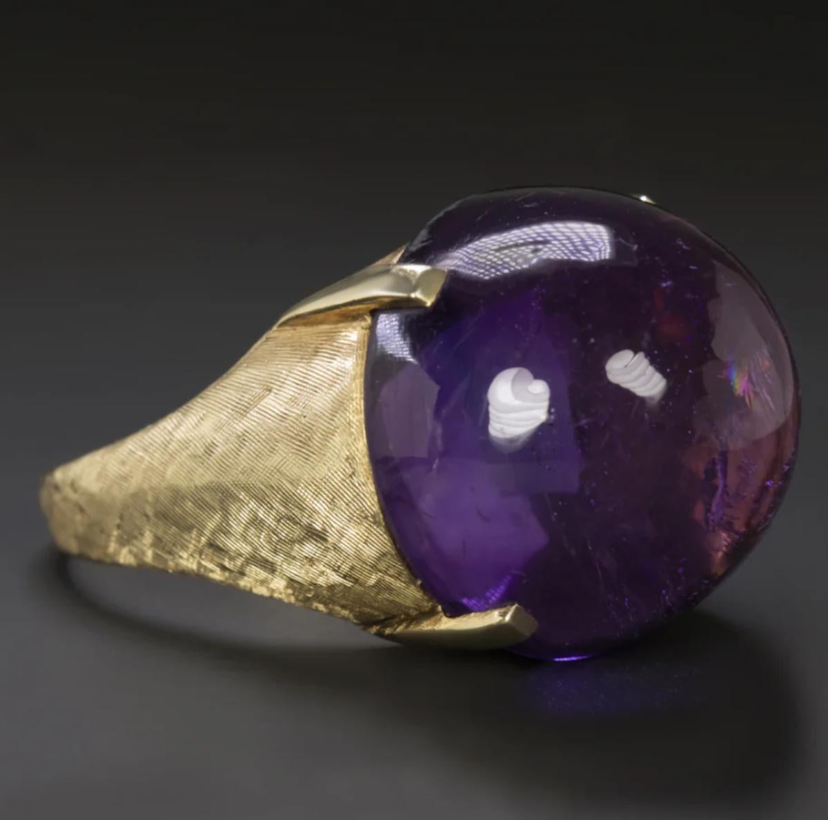 Art Deco Vintage 30 Carat Amethyst Cabochon Cocktail Ring in 14K Yellow Gold For Sale