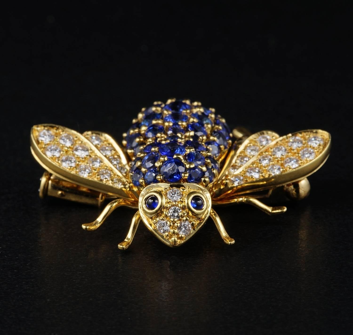 Simply divine vintage example of Bumble Bee, 1950 ca italian origin
The gorgeous fat body is fully enhanced with tons of Natural Sapphires of stunning Corn Flower colour hue. 3.0 Ct approx in total giving life to the bee and immensity of