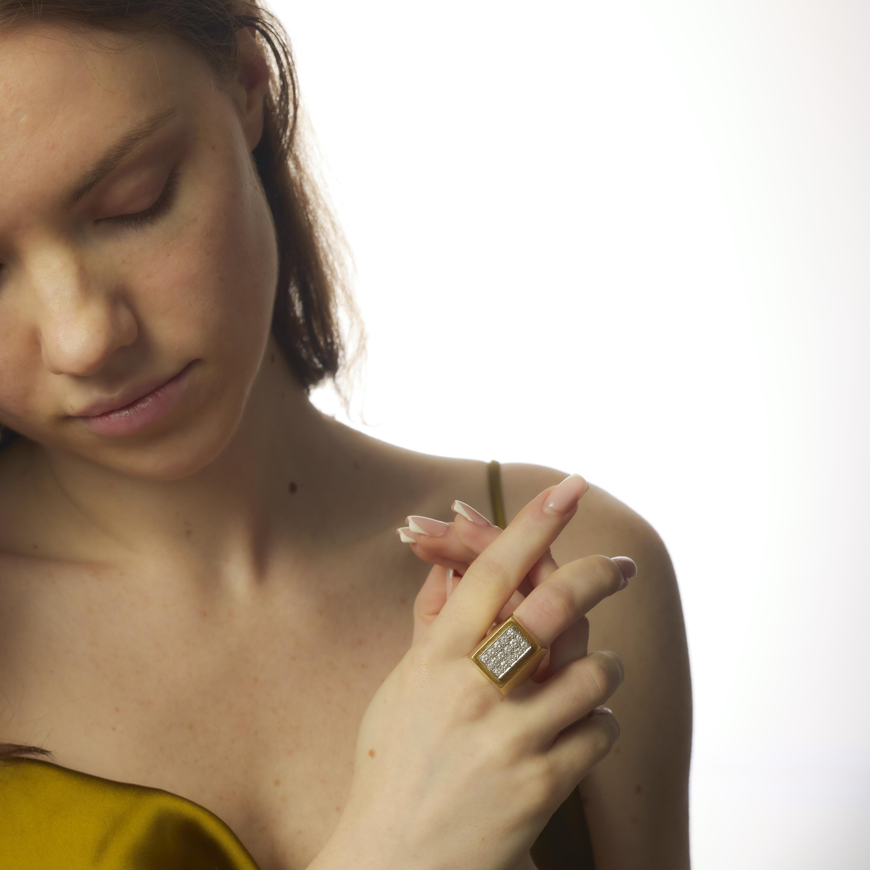 Cette audacieuse bague vintage des années 1970 éblouit par ses trente-deux diamants ronds de taille brillant totalisant environ 3,00 carats. Chaque diamant est de couleur G-H et de pureté VS, offrant une brillance exceptionnelle sur l'ensemble du
