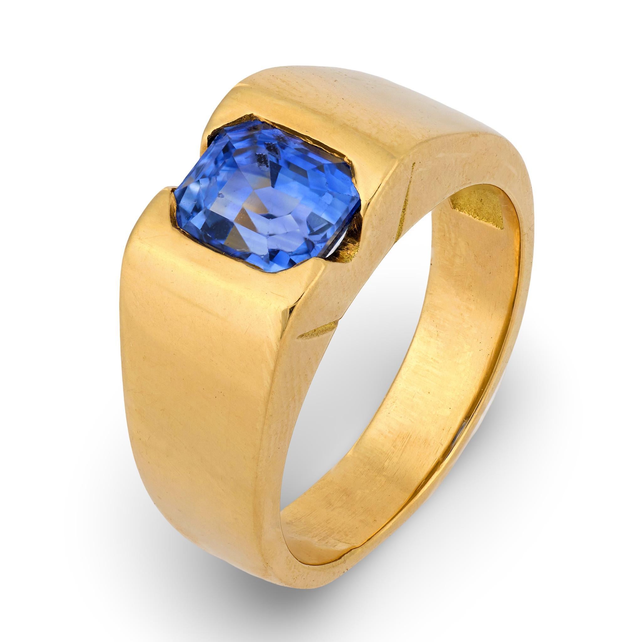 Vintage 3.00 carat emerald cut sapphire 18K yellow gold ring For Sale