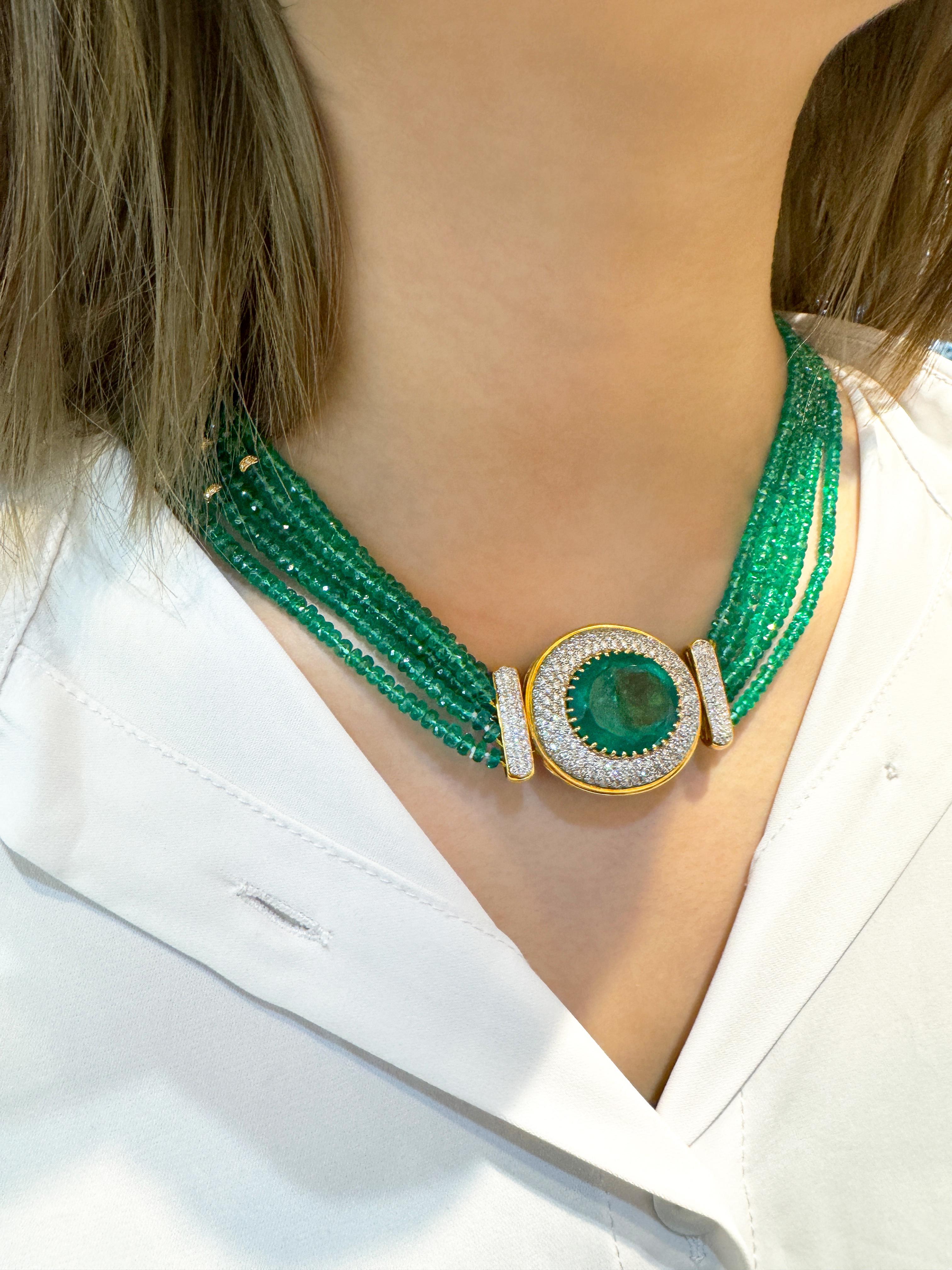 Taille ovale Vintage 300 Carat Natural Emerald Bead 18K Necklace 22 Inch en vente