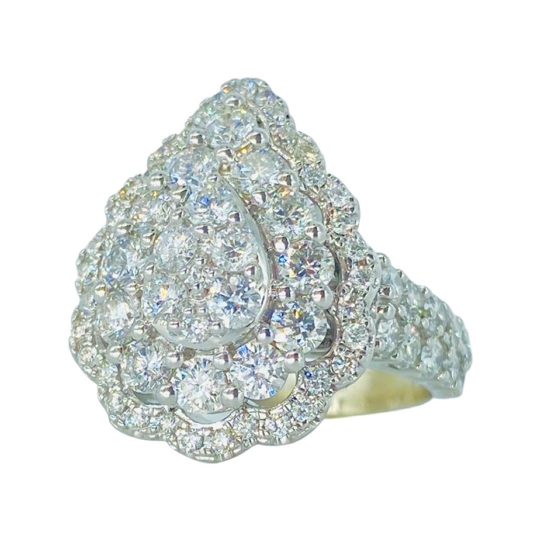 Vintage 3,00 Gesamtkarat Gewicht Diamanten Cluster Cocktail Ring.
Der Ring ist eine Größe 7 und wiegt 8,3 Gramm in 14 Karat Weißgold.