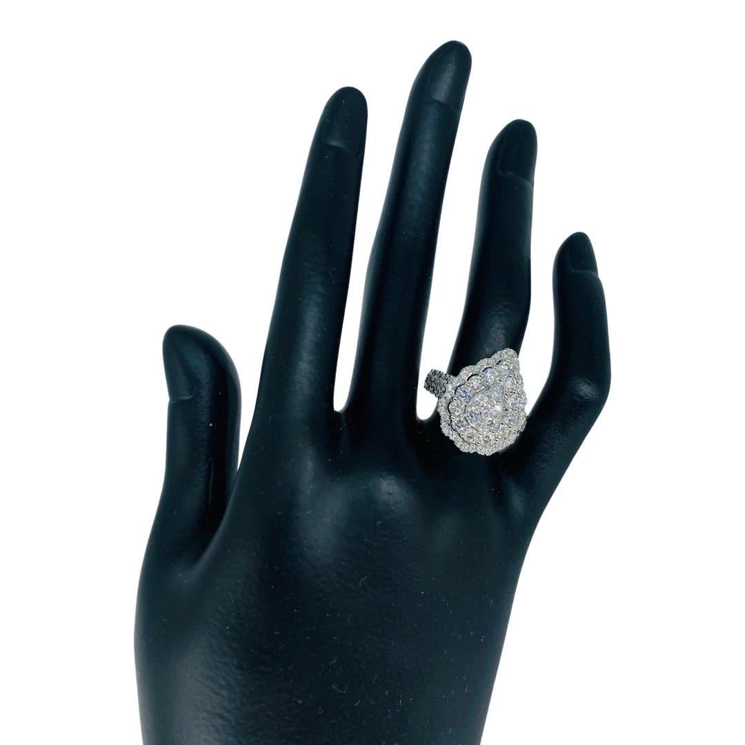 Anello cocktail vintage con cluster di diamanti del peso totale di 3,00 carati in vendita 2