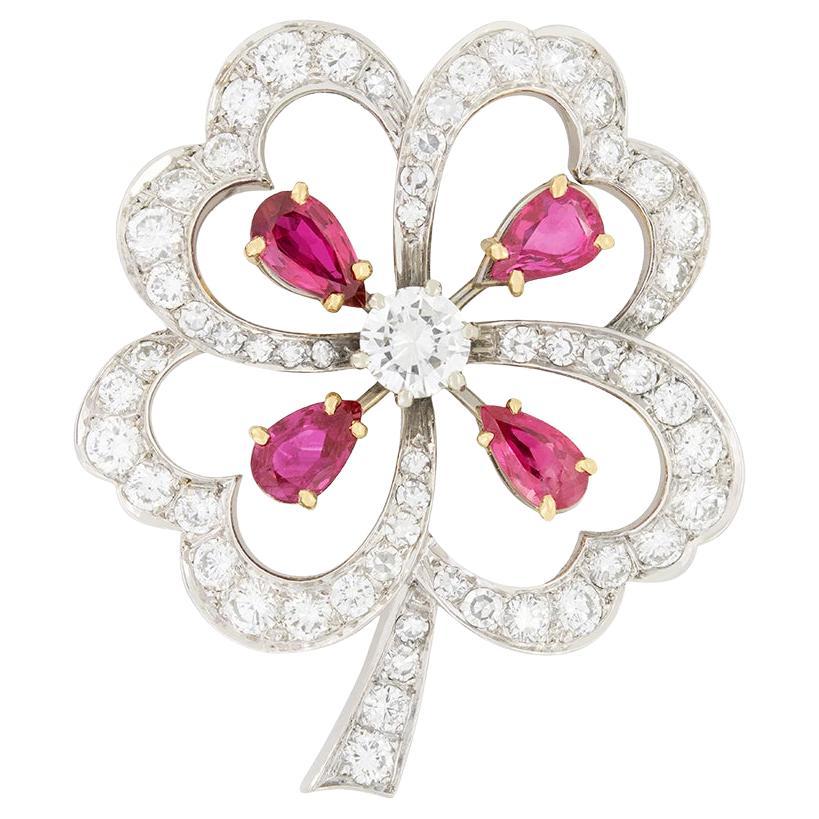 Broche vintage de trébol de diamantes y rubíes de 3,00 ct, c.1950