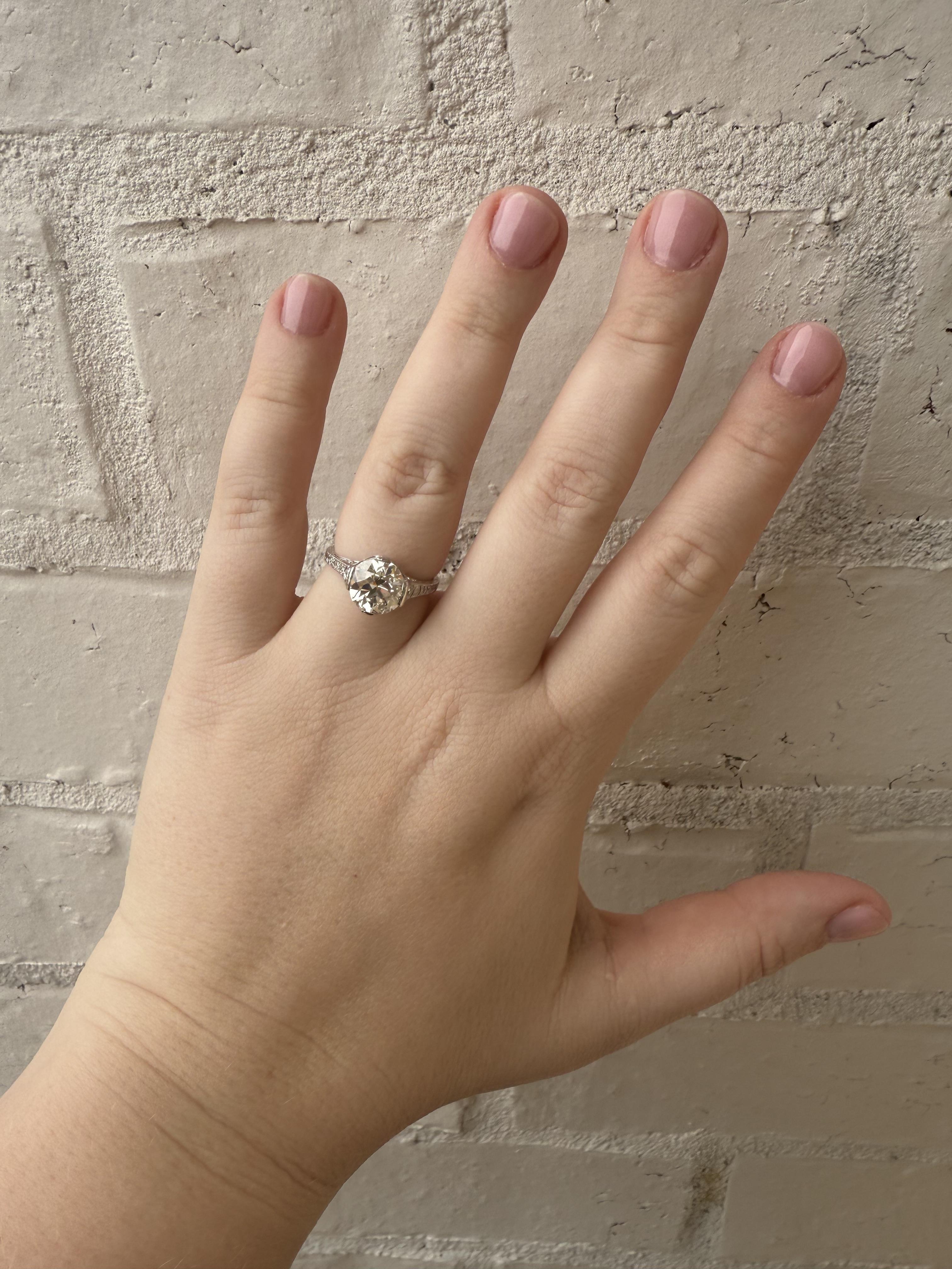 Ci piace sempre un bel diamante vecchio taglio europeo!!!

Dettagli dell'anello
Materiale: Platino
Epoca: Edoardiano 1900 - 1920
Peso: 4.8 grammi
Larghezza del gambo: 1,7 mm
Altezza della testa: 6,8 mm
Larghezza della testa: rastrematura da 10 mm in