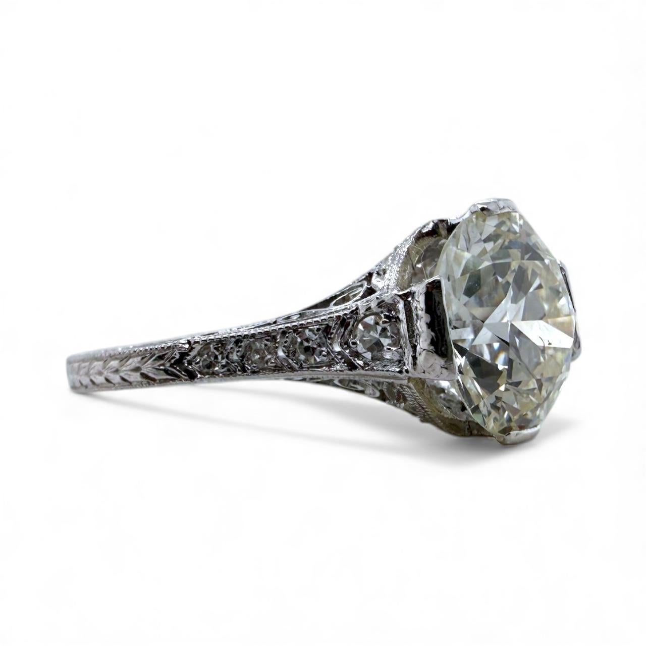 Anello di fidanzamento solitario con diamante vecchio taglio europeo vintage da 3,01 carati GIA in vendita 2