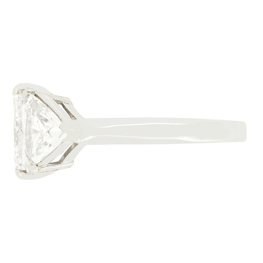 Taglio radiant Anello d'epoca con tre pietre di diamante da 3,01 carati, anni '70 circa in vendita