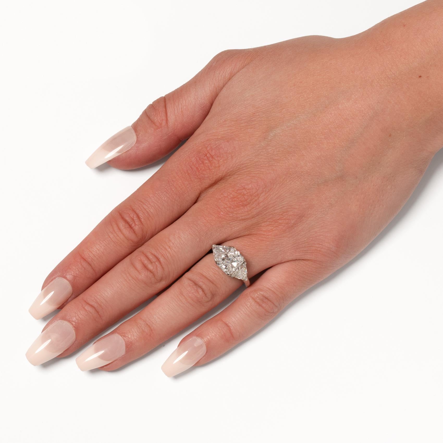 da uomo o donna Anello d'epoca con tre pietre di diamante da 3,01 carati, anni '70 circa in vendita