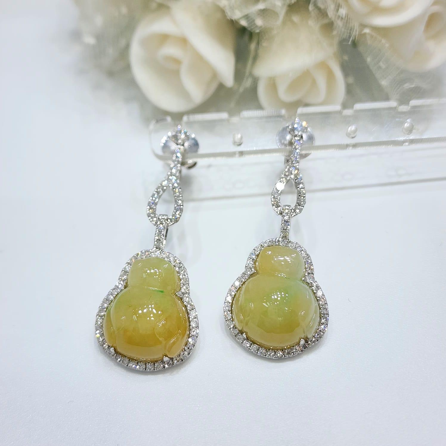 Women's Vintage 30.35Ct Yellow Cicada Jadeite and Diamond Dangle Earring in 18K Gold For Sale