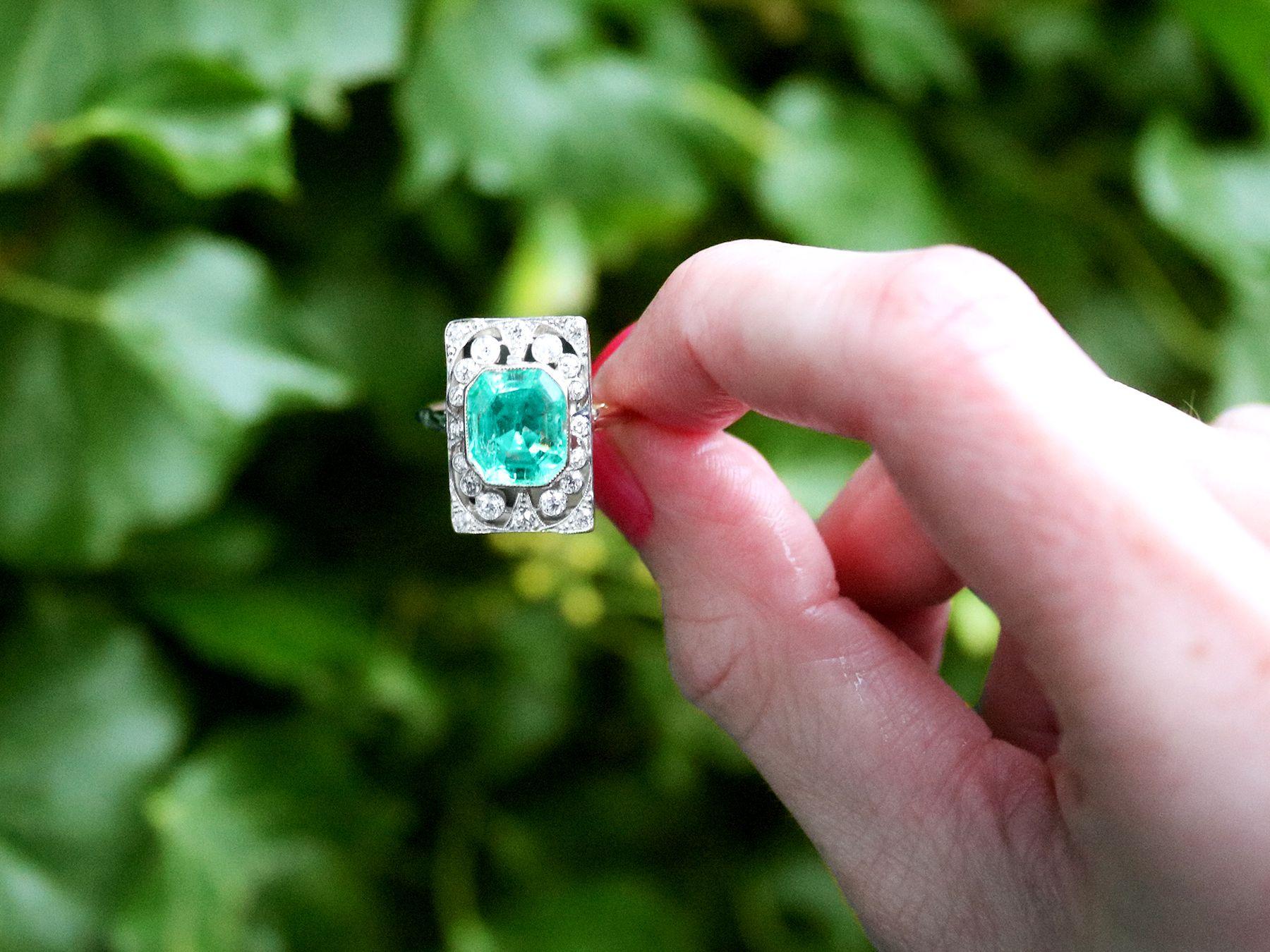 Ein atemberaubender, feiner und beeindruckender Vintage-Ring mit 3,05 Karat Smaragd und 0,70 Karat Diamant, 18 Karat Gelbgold und Platin; Teil unserer vielfältigen Vintage-Schmuck- und Nachlasskollektion. 

Dieser atemberaubende, feine und