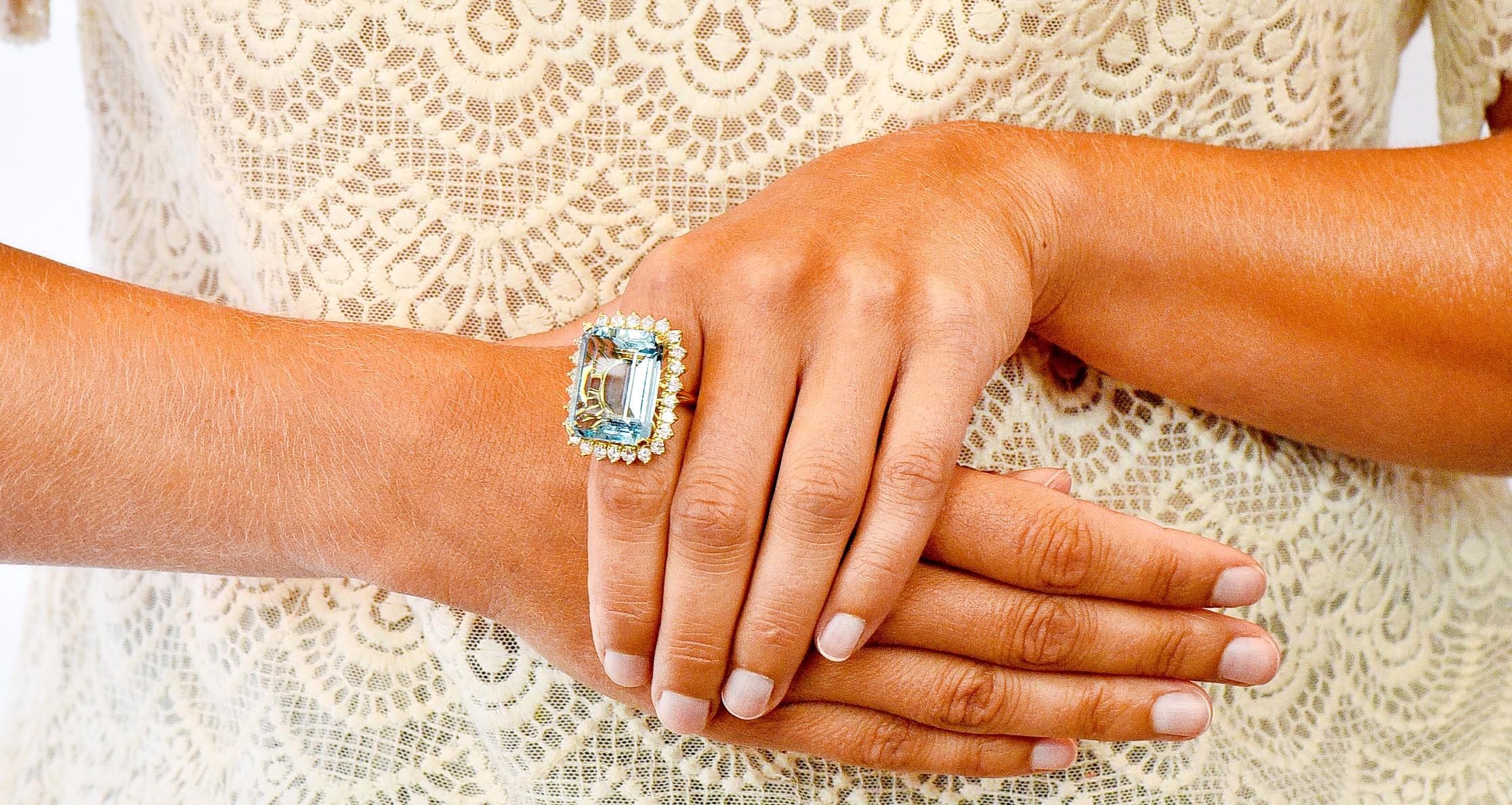 Vintage 30.50 Carat Aquamarine Diamond 18 Karat Gold Cluster Cocktail Ring 3