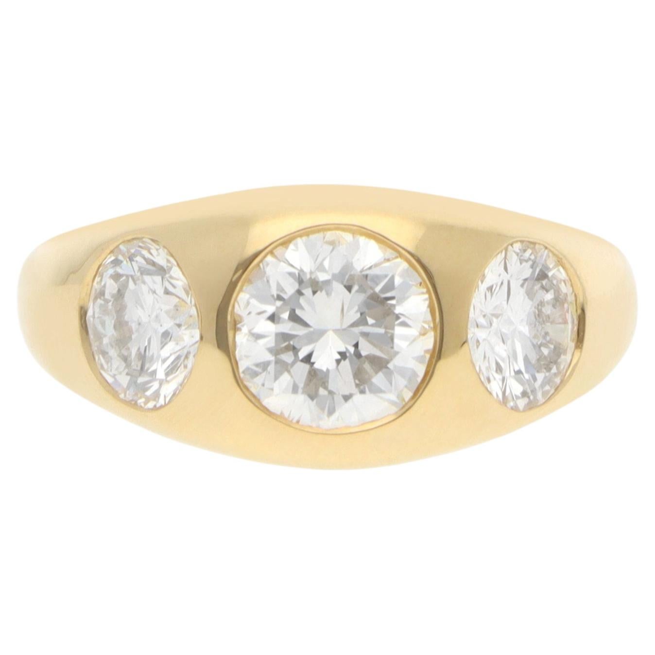 Bague vintage en or jaune, sertie de trois gros diamants d'un poids total de 3,05 carats en vente