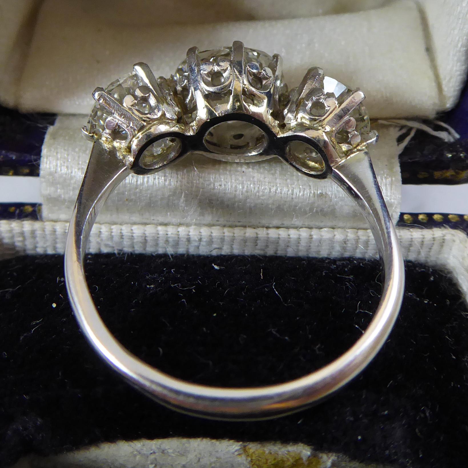 Vintage 3.09 Carat Diamond Ring, Three-Stone Setting, Platinum, circa 1940s In Good Condition In Yorkshire, West Yorkshire