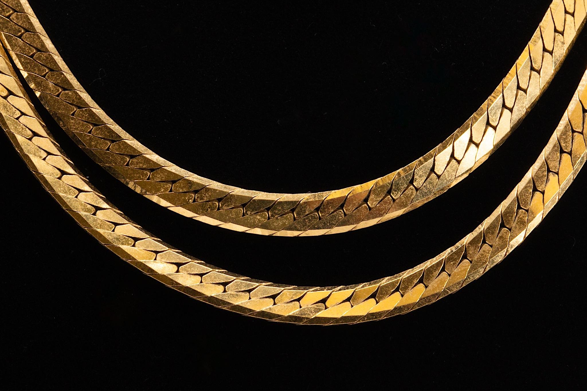 Vintage 30in Herringbone Chain Necklace in 14K Yellow Gold For Sale 2