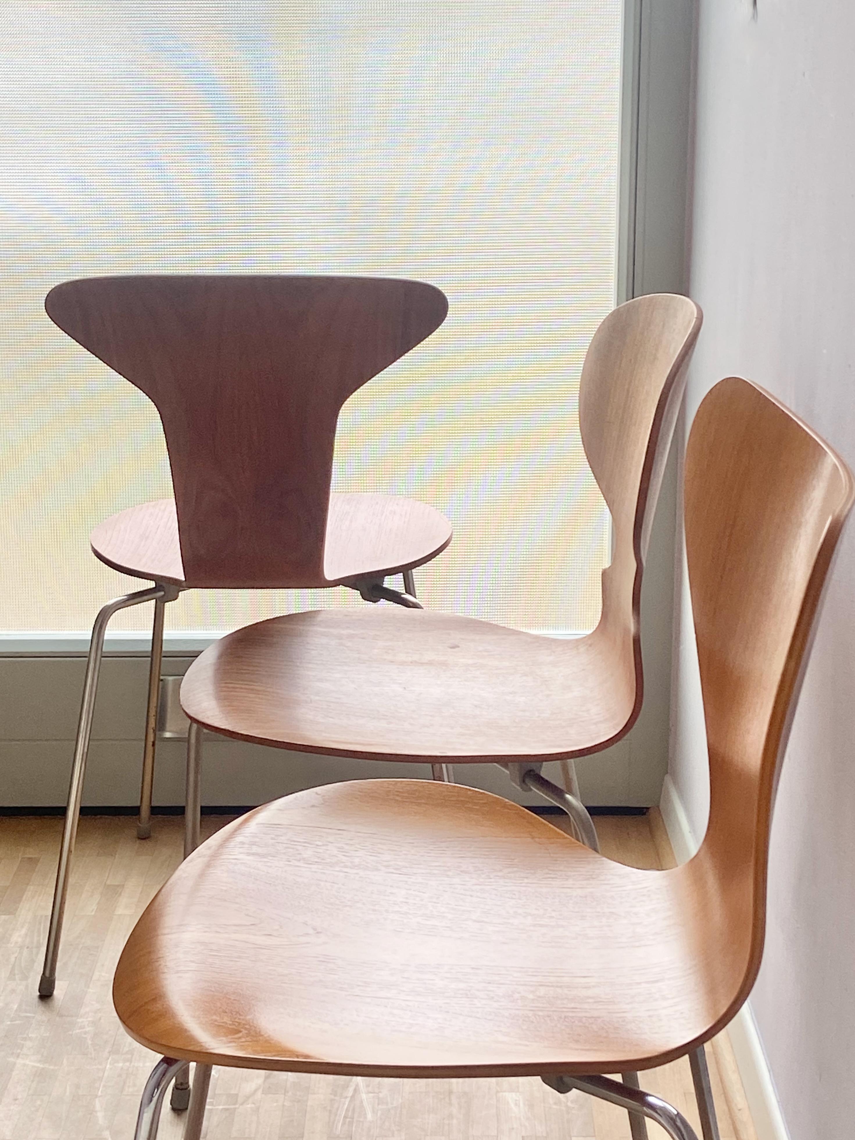 Early 1960's mod. 3105 teak dining chair by Arne Jacobsen for Fritz Hansen, Denmark. 
Beautiful 'Mosquito' chair with Nickel plated legs and Teak veneer. 

The chair is in original condition, no damages only scratches, small spots at the wood and