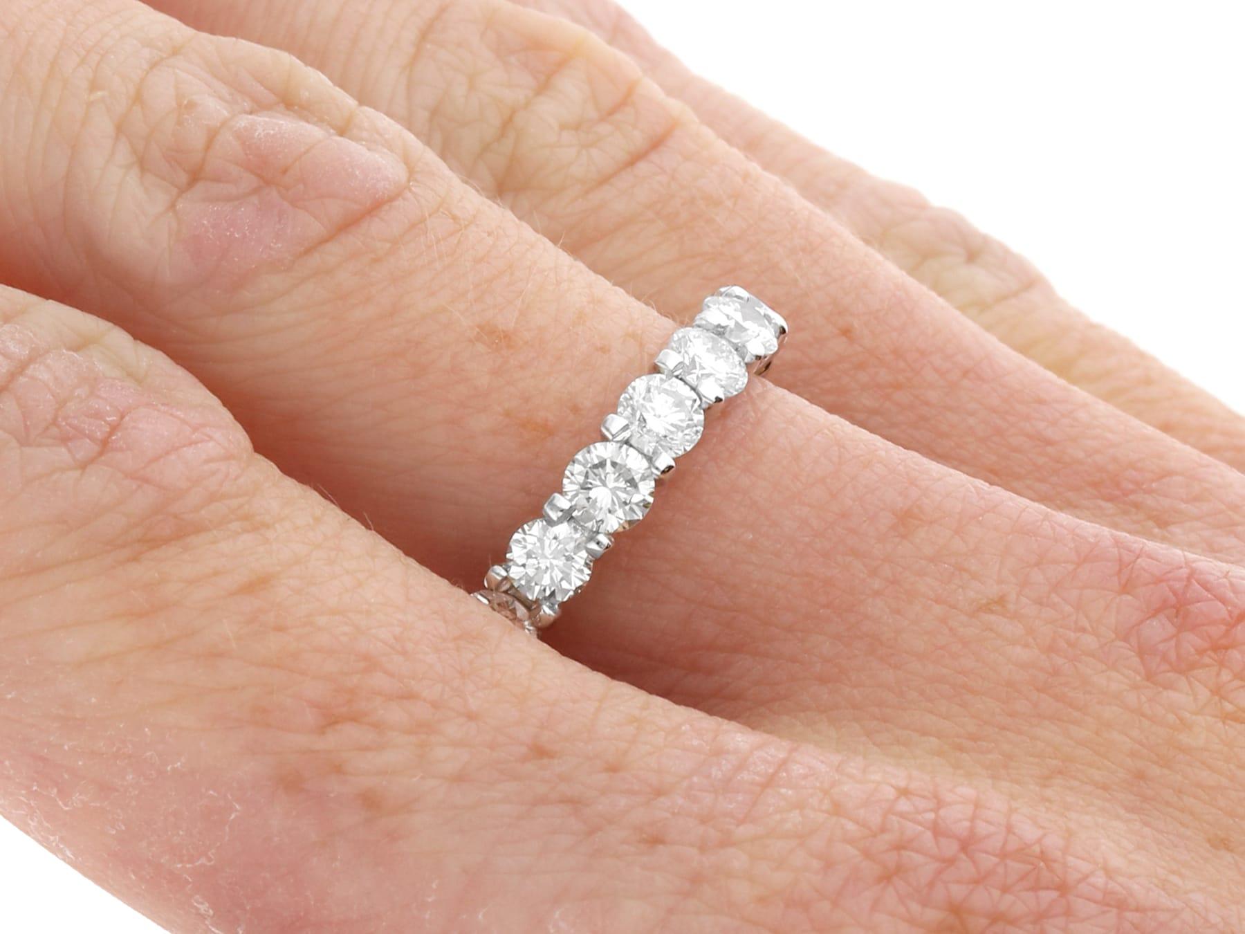 Eternity-Ring aus Platin mit 3,15 Karat Diamanten, um 1960 im Angebot 3