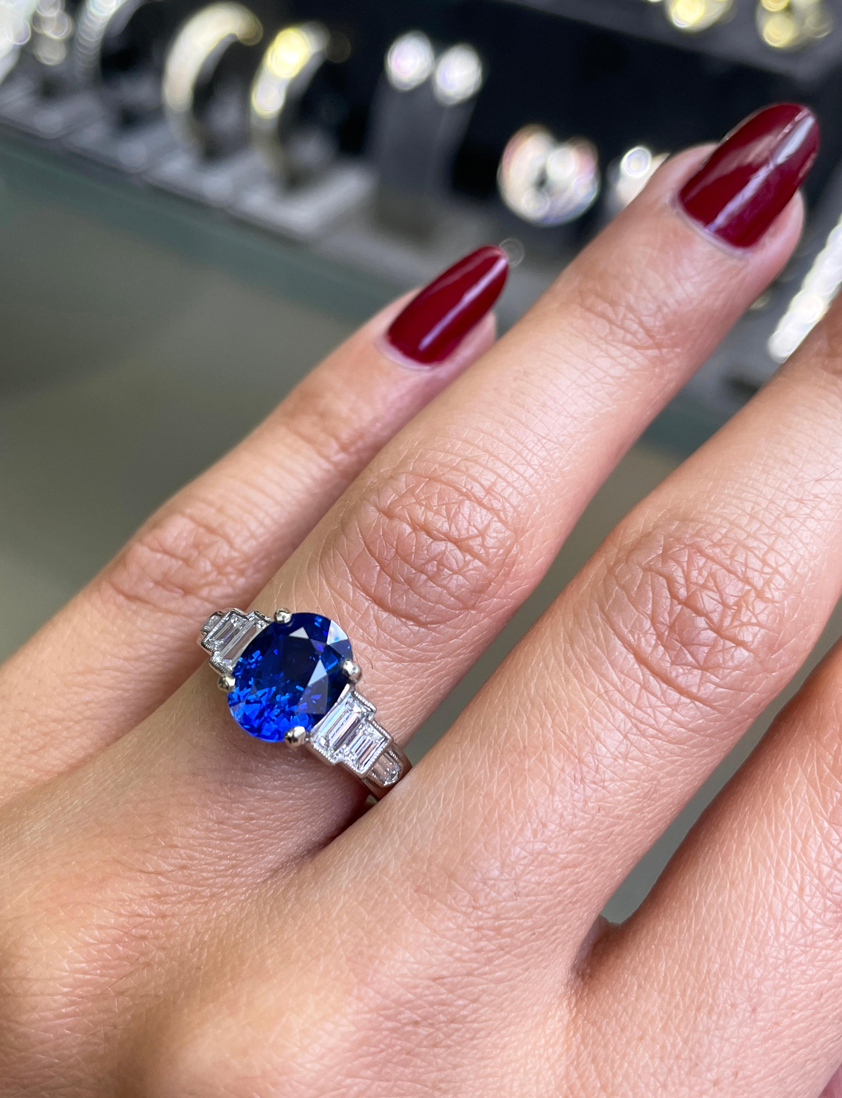 Bague de fiançailles vintage en platine avec saphir bleu ovale de 3,18 carats et diamant Excellent état - En vente à London, GB