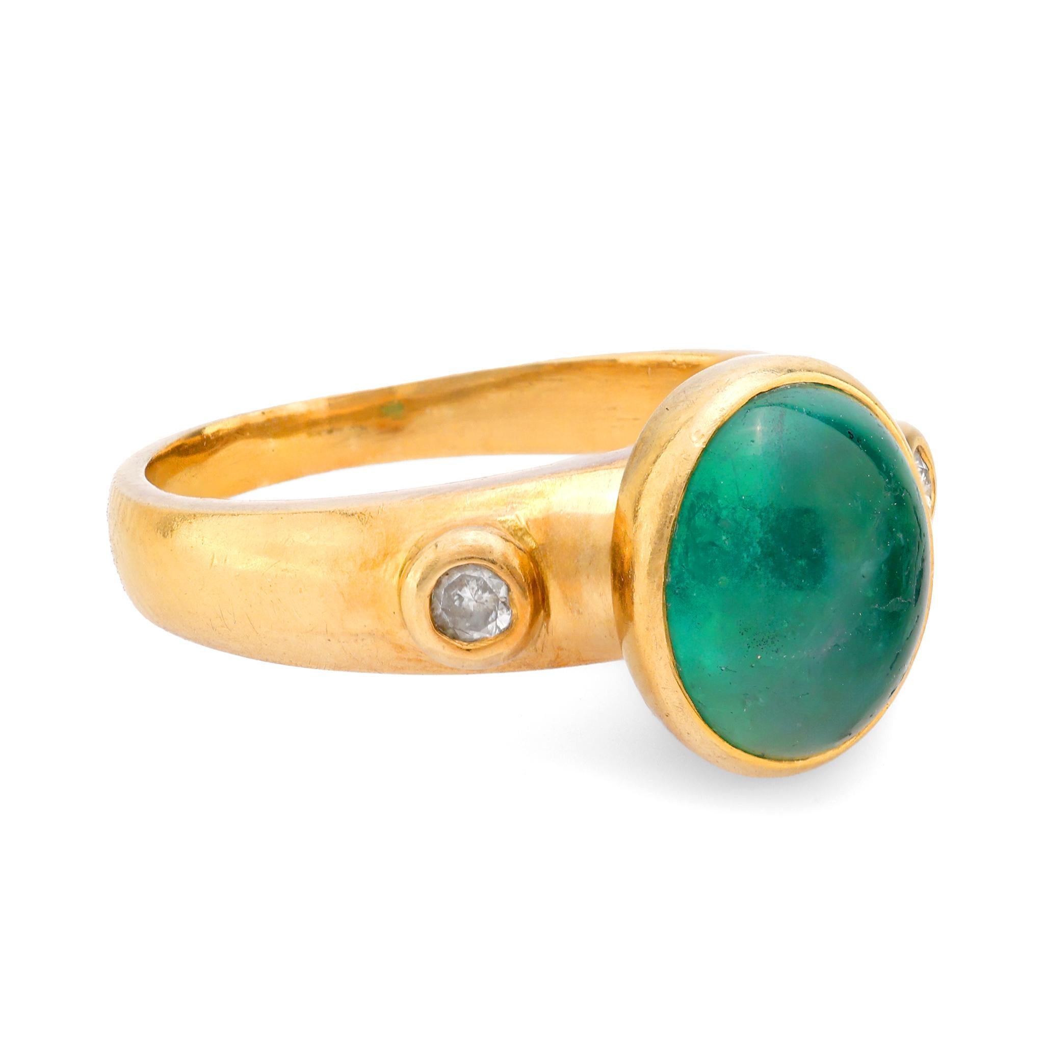 Modern Vintage 3.20 carat cabochon emerald diamond 18k yellow gold ring For Sale
