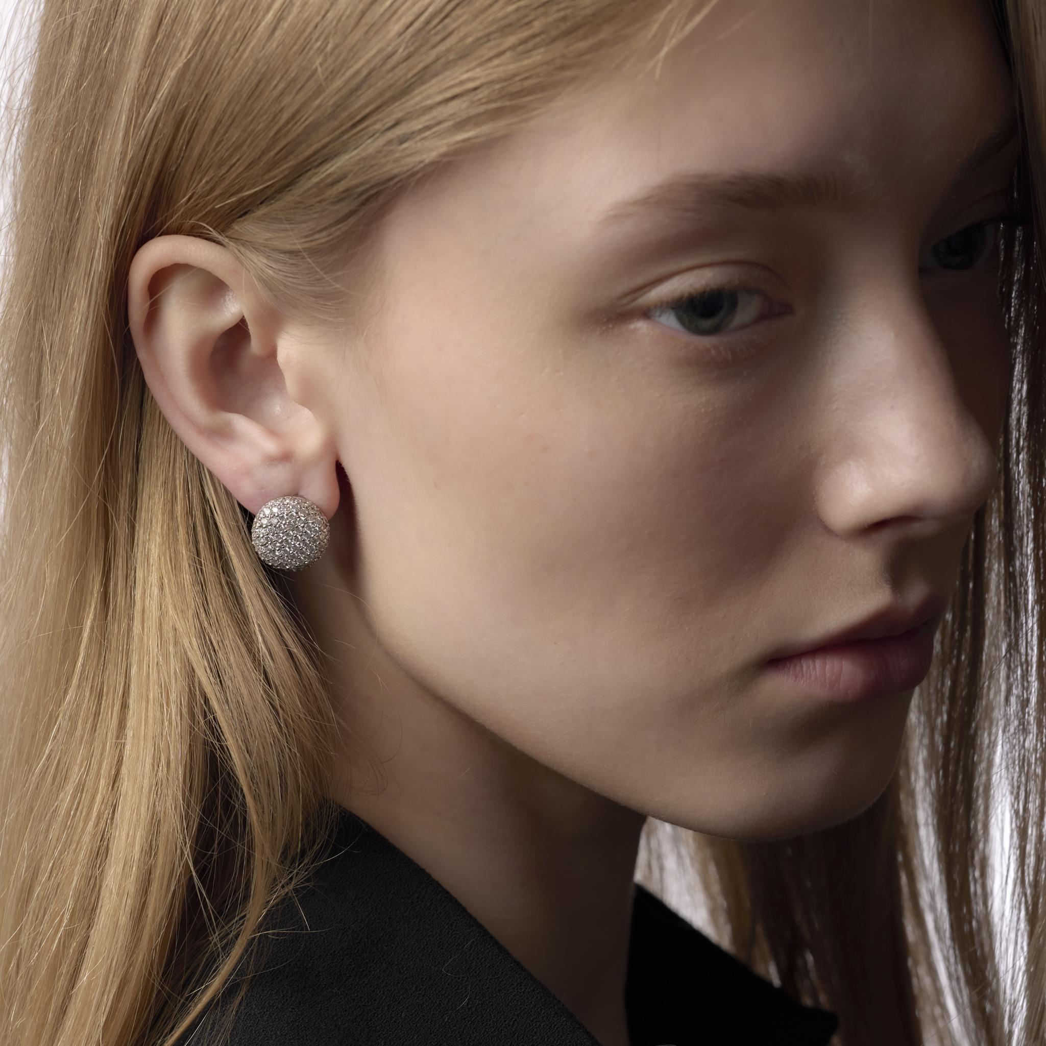 Estos pendientes vintage de platino brillan con 3,20 quilates de diamantes brillantes redondos, irradiando un brillo refinado y una sofisticación atemporal.