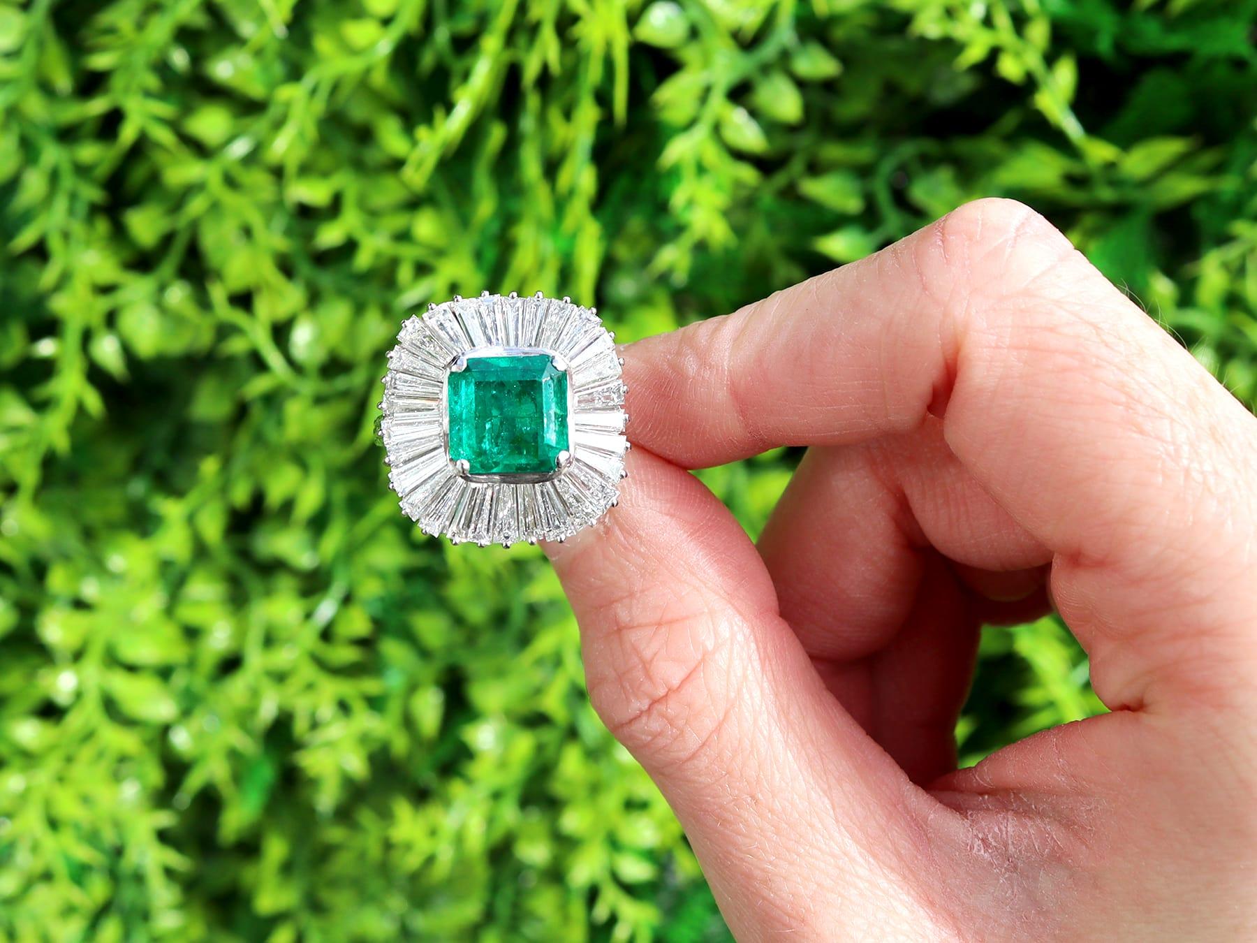 Eine atemberaubende, feine und beeindruckende Vintage 3,20ct Smaragd und 4,10ct Diamant, Platin Ballerina Ring; Teil unserer Vintage-Schmuck-Kollektionen.

Dieser atemberaubende, edle und beeindruckende Smaragd- und Diamantring ist aus Platin