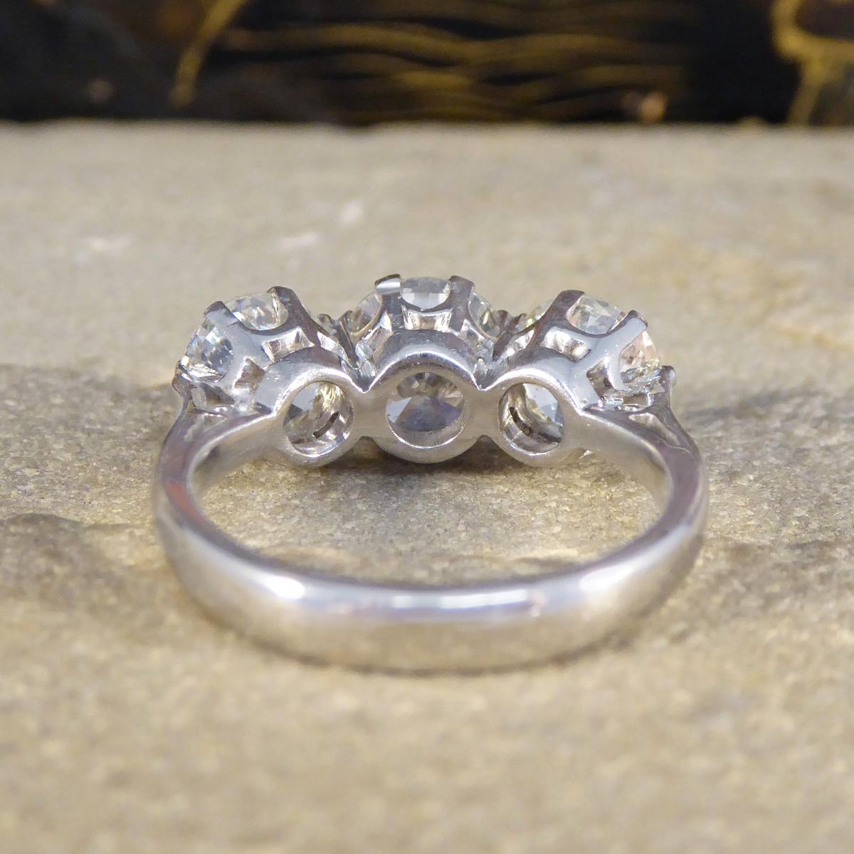 Vintage 3.20ct Brilliant Cut Diamond Three Stone Trilogy Ring in 18ct White Gold In Good Condition In Yorkshire, West Yorkshire