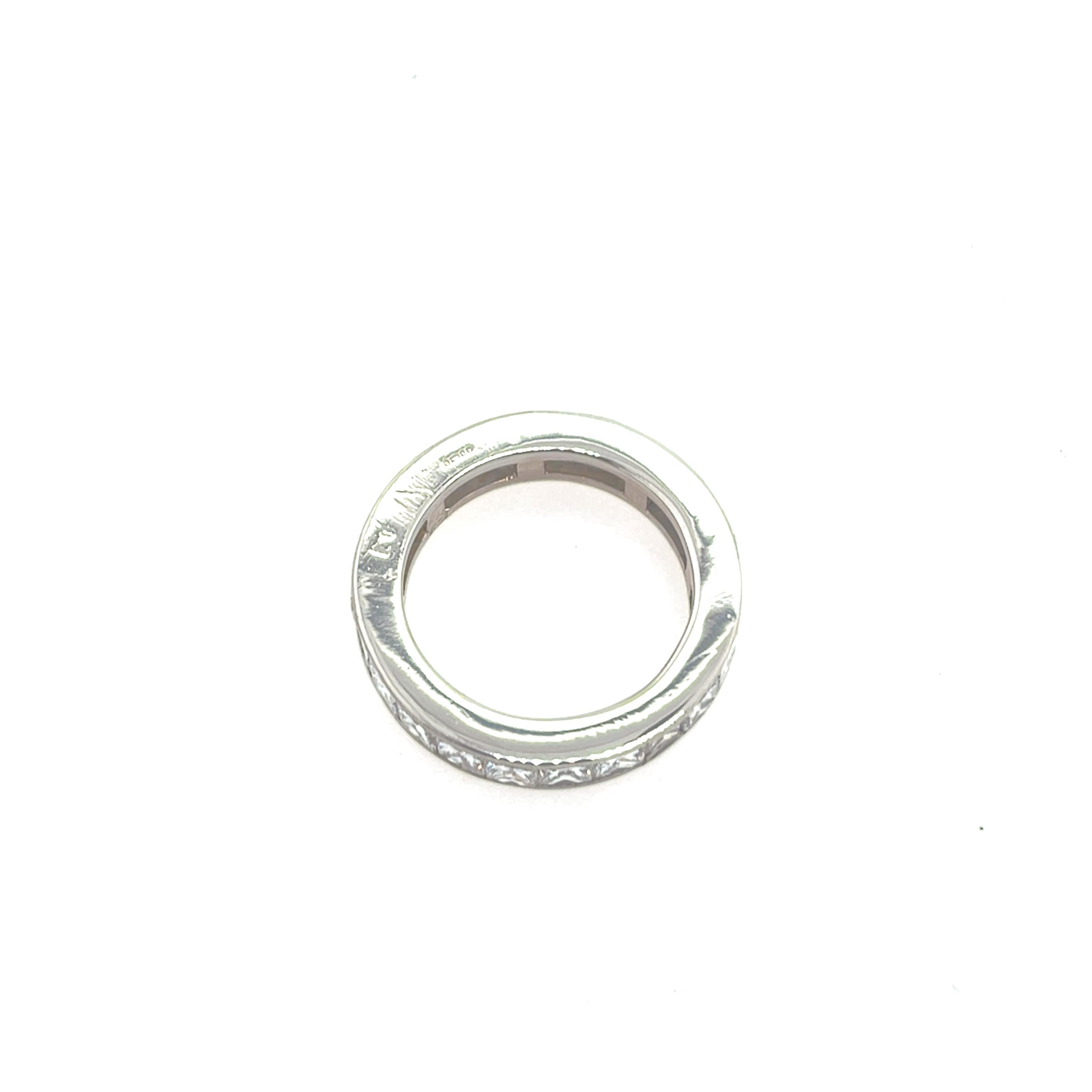 An exquisite vintage eternity ring, crafted in timeless elegance. This ring is adorned with 3.20ct of princess cut diamonds, set seamlessly to create a continuous band of brilliance. Perfect for marking a special occasion or adding a touch of