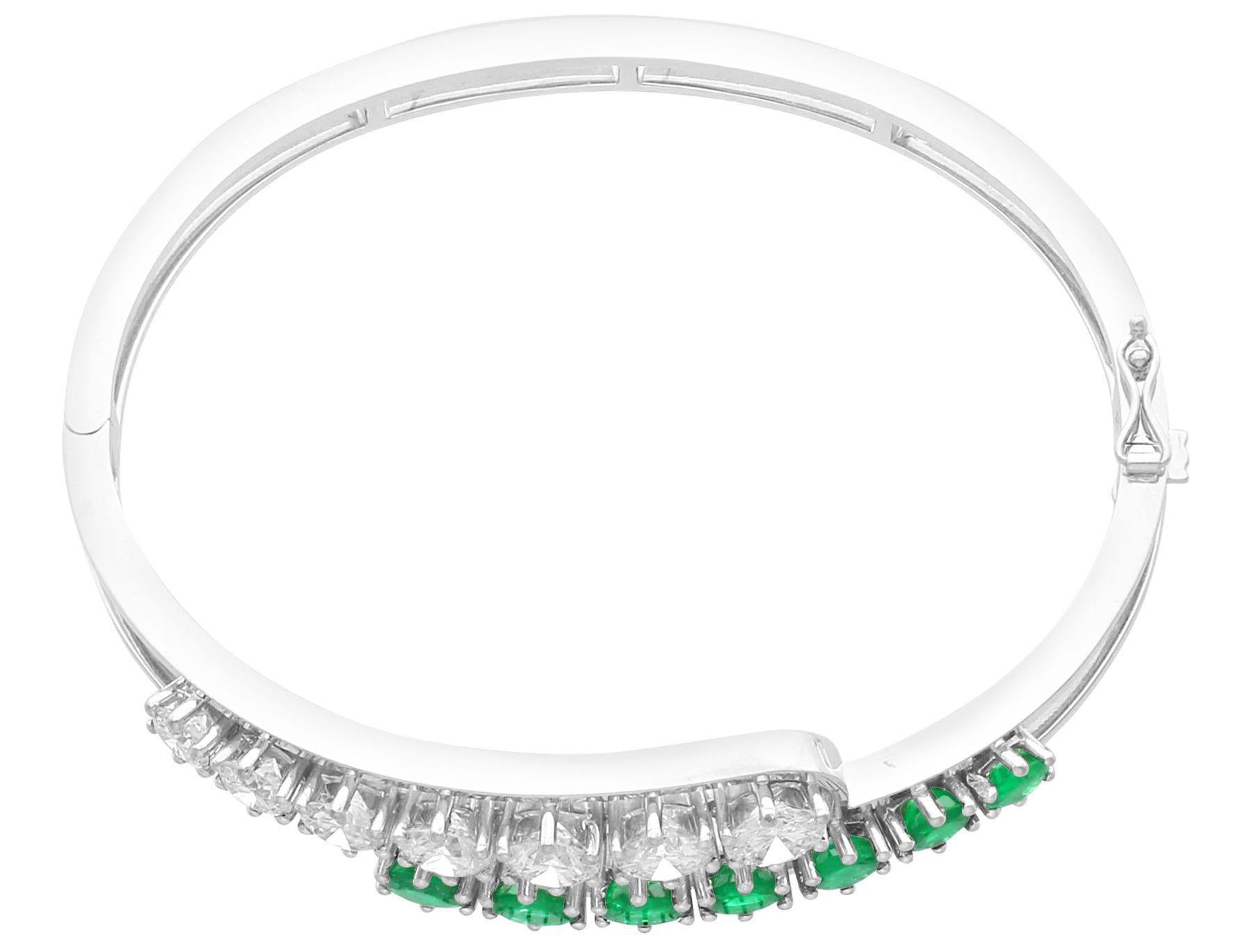 Vintage 3.20ct Emerald and 3.95ct Diamond 18ct White Gold Bangle In Excellent Condition For Sale In Jesmond, Newcastle Upon Tyne