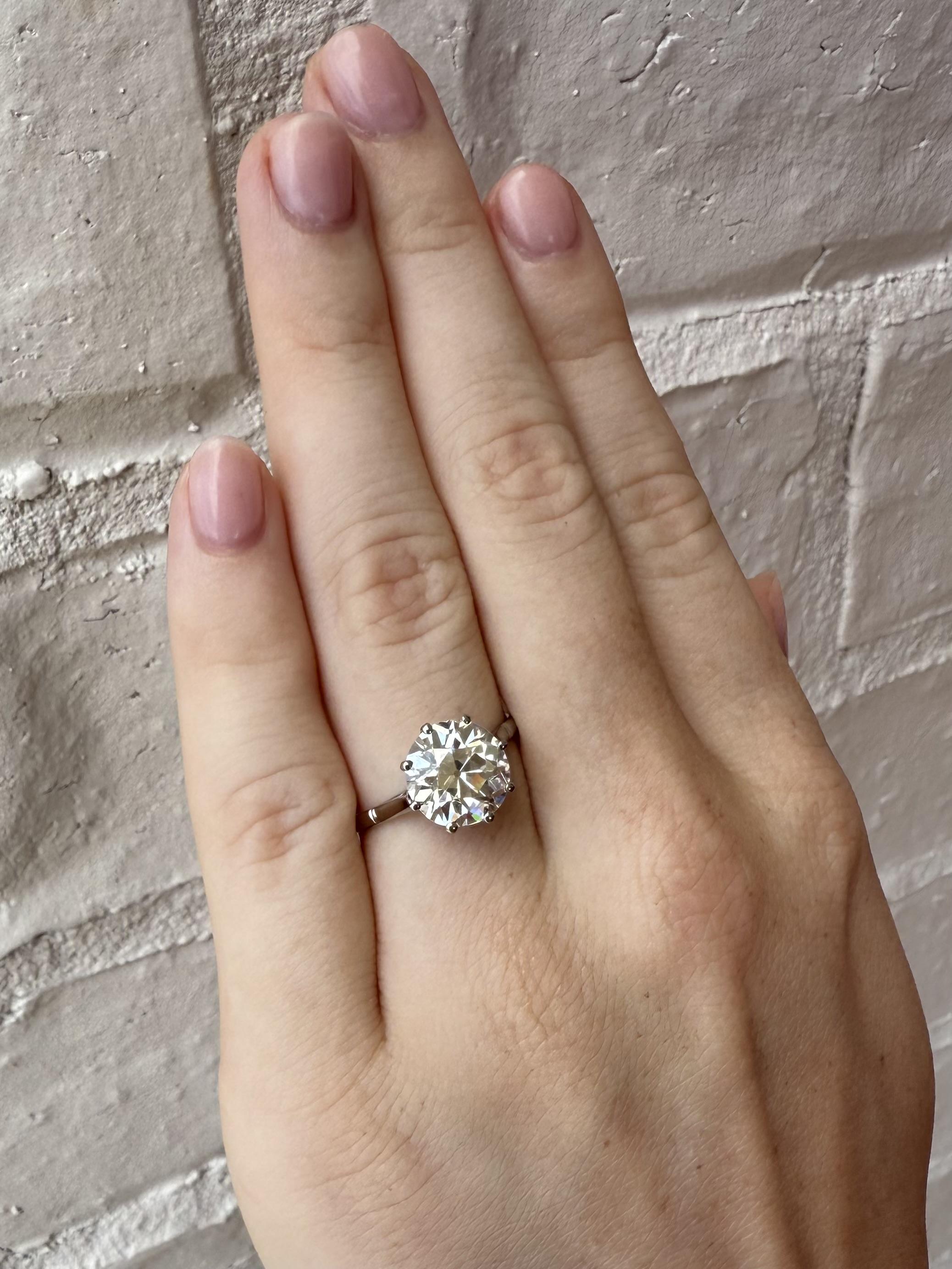 Wir lieben diesen Vintage-Klassiker!!

Ring Details
MATERIAL: Platin
Gewicht: 3,9 Gramm
Kopfbreite: 10,2 mm
Kopfhöhe: 6,5 mm
Schaftbreite: 1,8 mm
Fingergröße: 8
Größenordnung auf Anfrage

Akzentuiert durch die folgenden Edelsteine
1 - 9,14 mm X 9,46