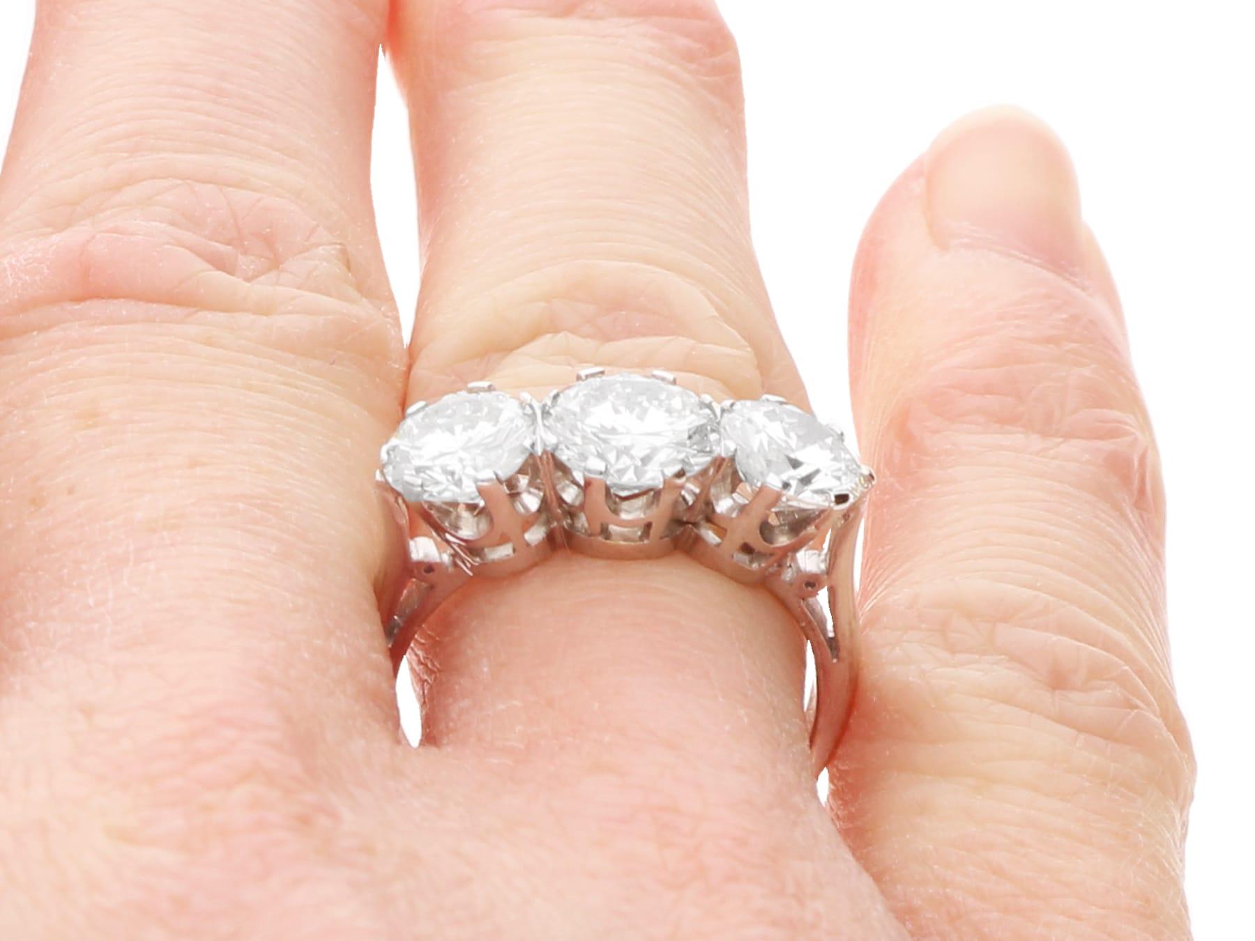 Vintage 3.23 Carat Diamond and 18k White Gold Trilogy Ring Circa 1960 For Sale 4