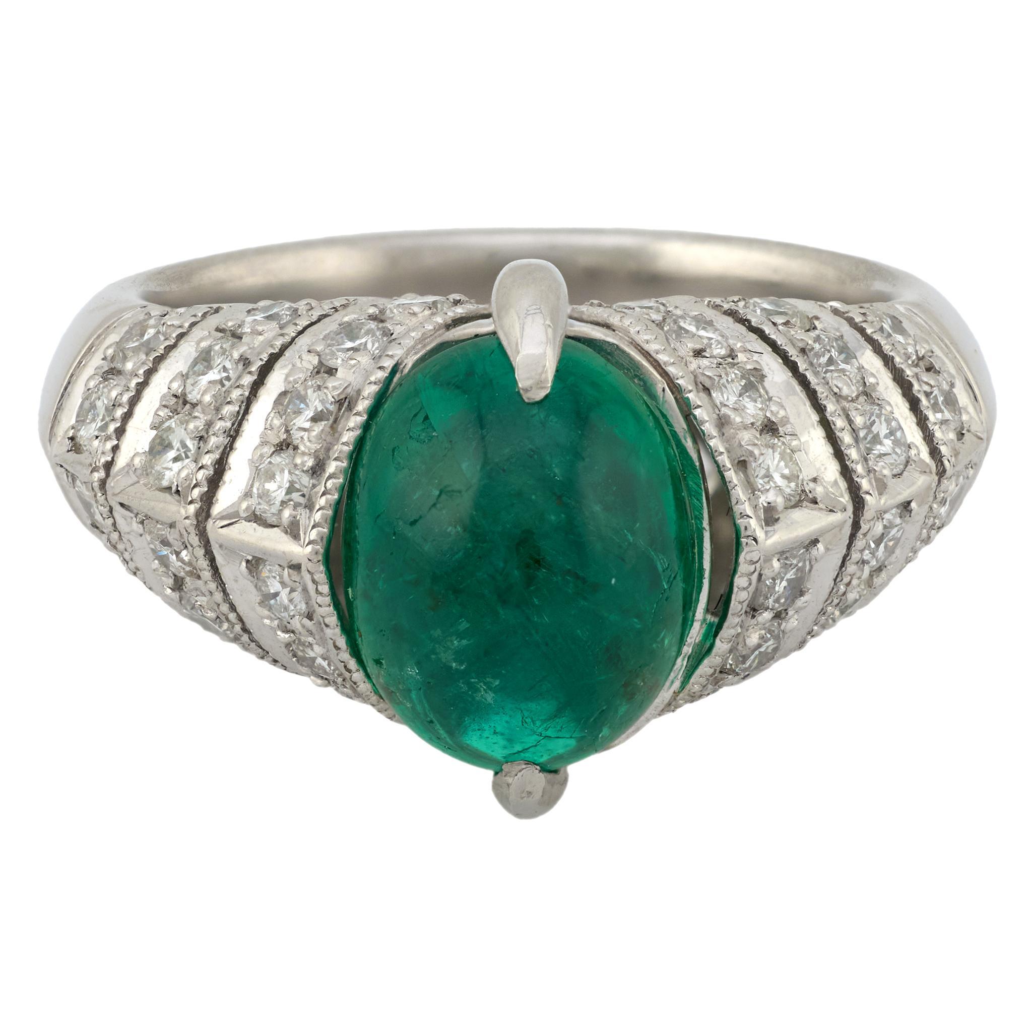 Anillo de cóctel vintage de esmeralda y diamante en platino de 3,23 quilates Moderno en venta