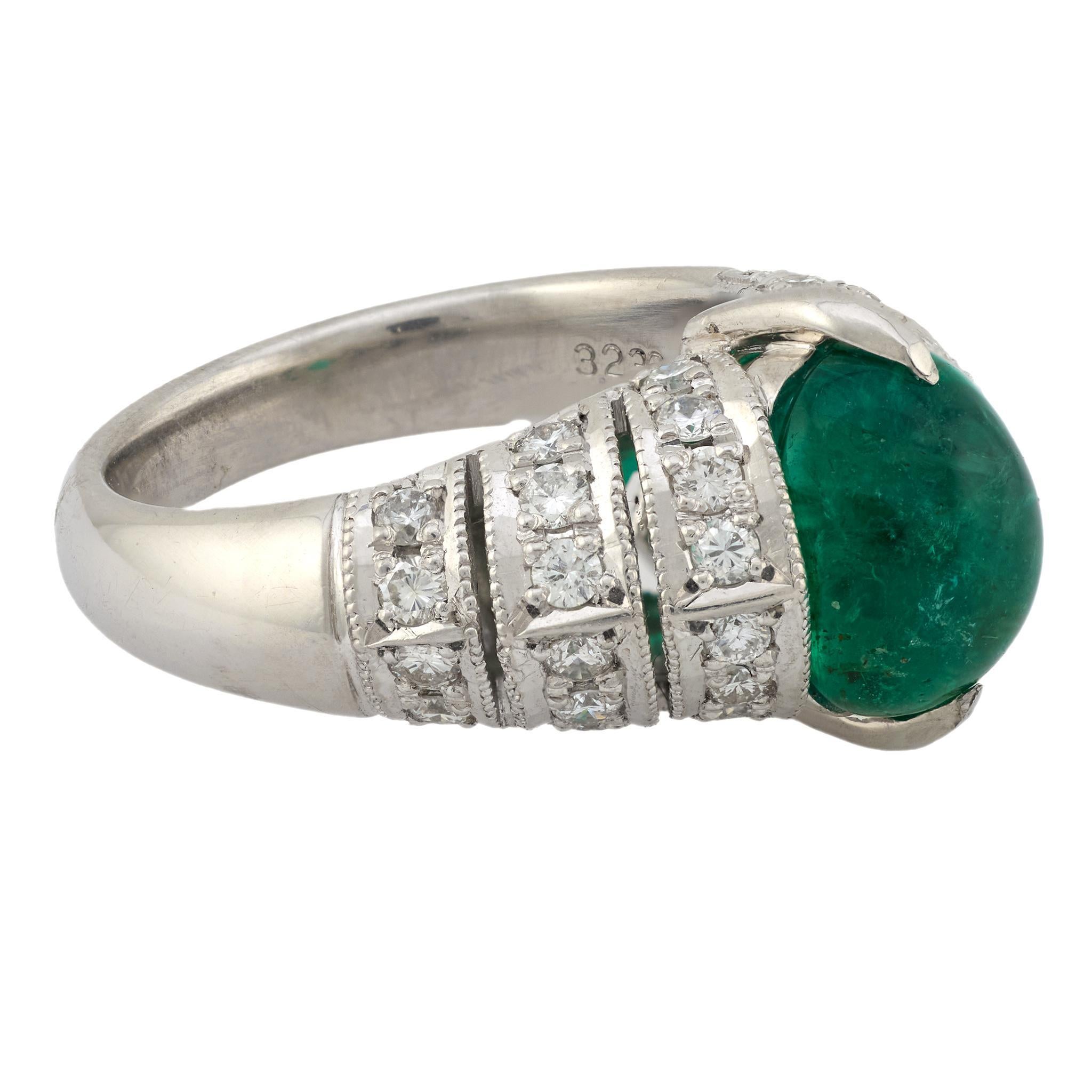 Anillo de cóctel vintage de esmeralda y diamante en platino de 3,23 quilates Cabujón en venta