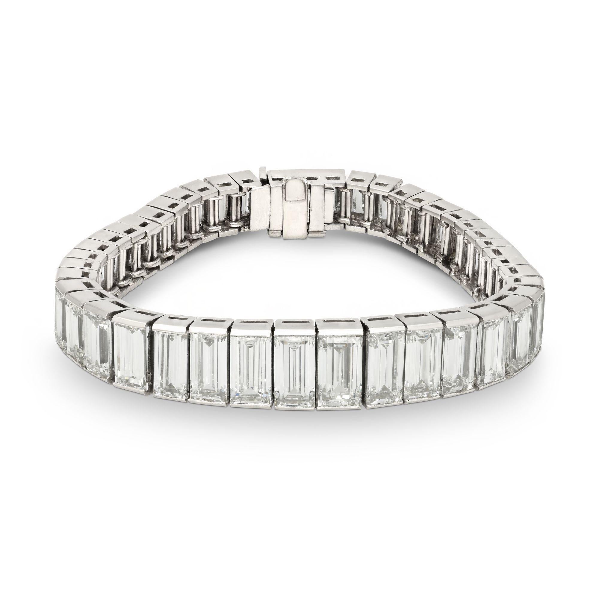 Pulsera vintage de línea de diamantes y platino, circa 1950. El brazalete de la línea de 32,52 ct está diseñado como una línea graduada de diamantes rectangulares de talla esmeralda, el mayor en el centro y luego estrechándose hacia los extremos,